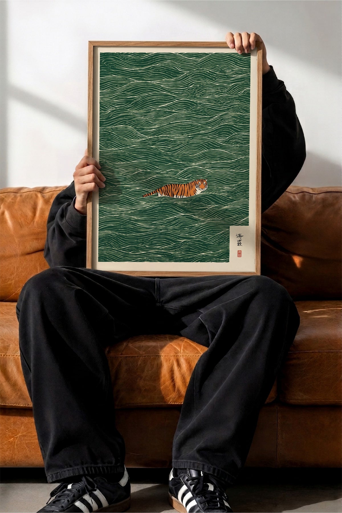 Yeşil Dalgalarda Kaplan Poster – Ahşap Çerçeveli Tablo