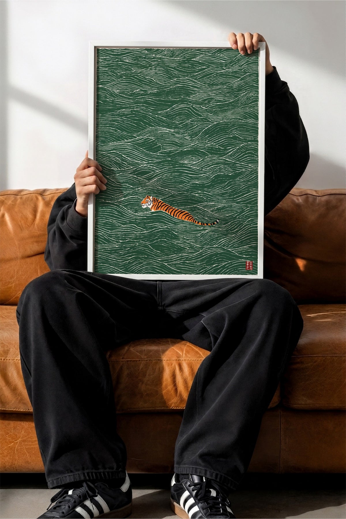 Dalgalarda Yüzen Kaplan Poster – Beyaz Çerçeveli Tablo