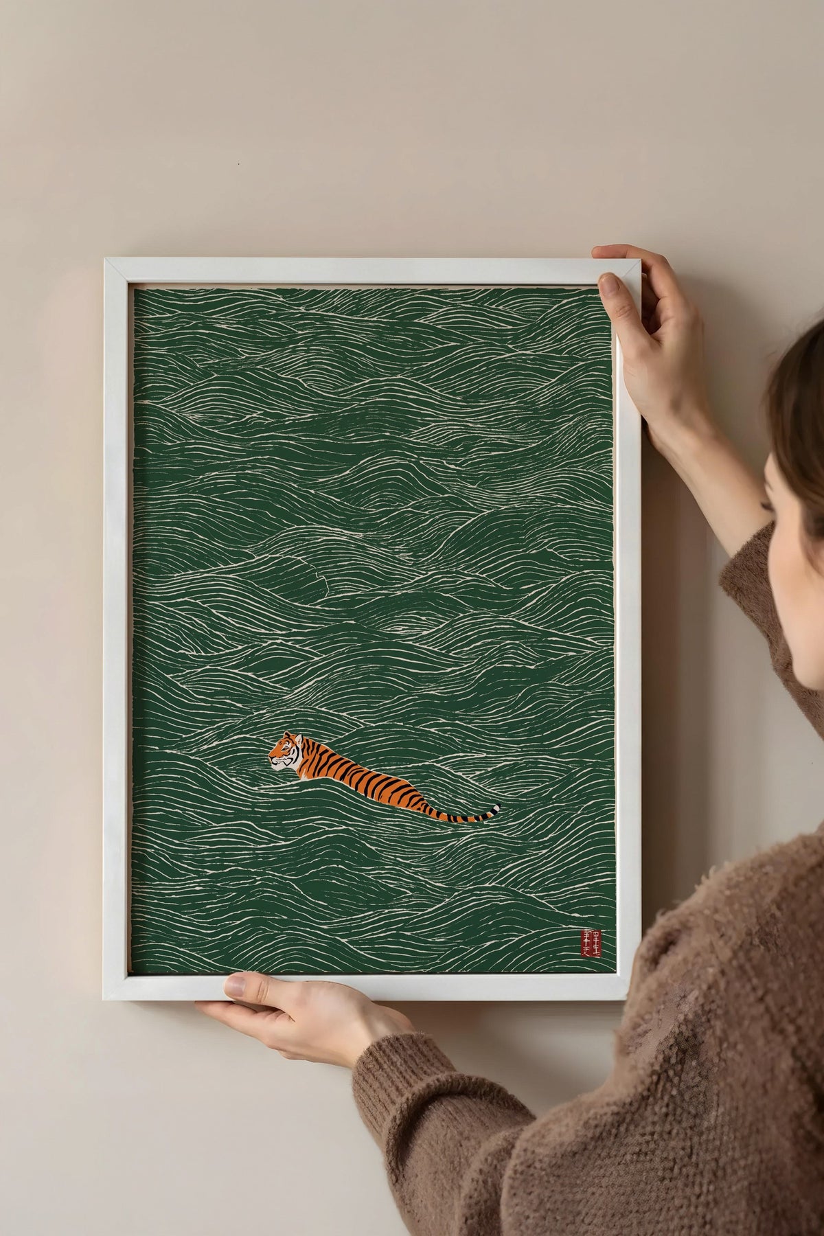 Dalgalarda Yüzen Kaplan Poster – Beyaz Çerçeveli Tablo