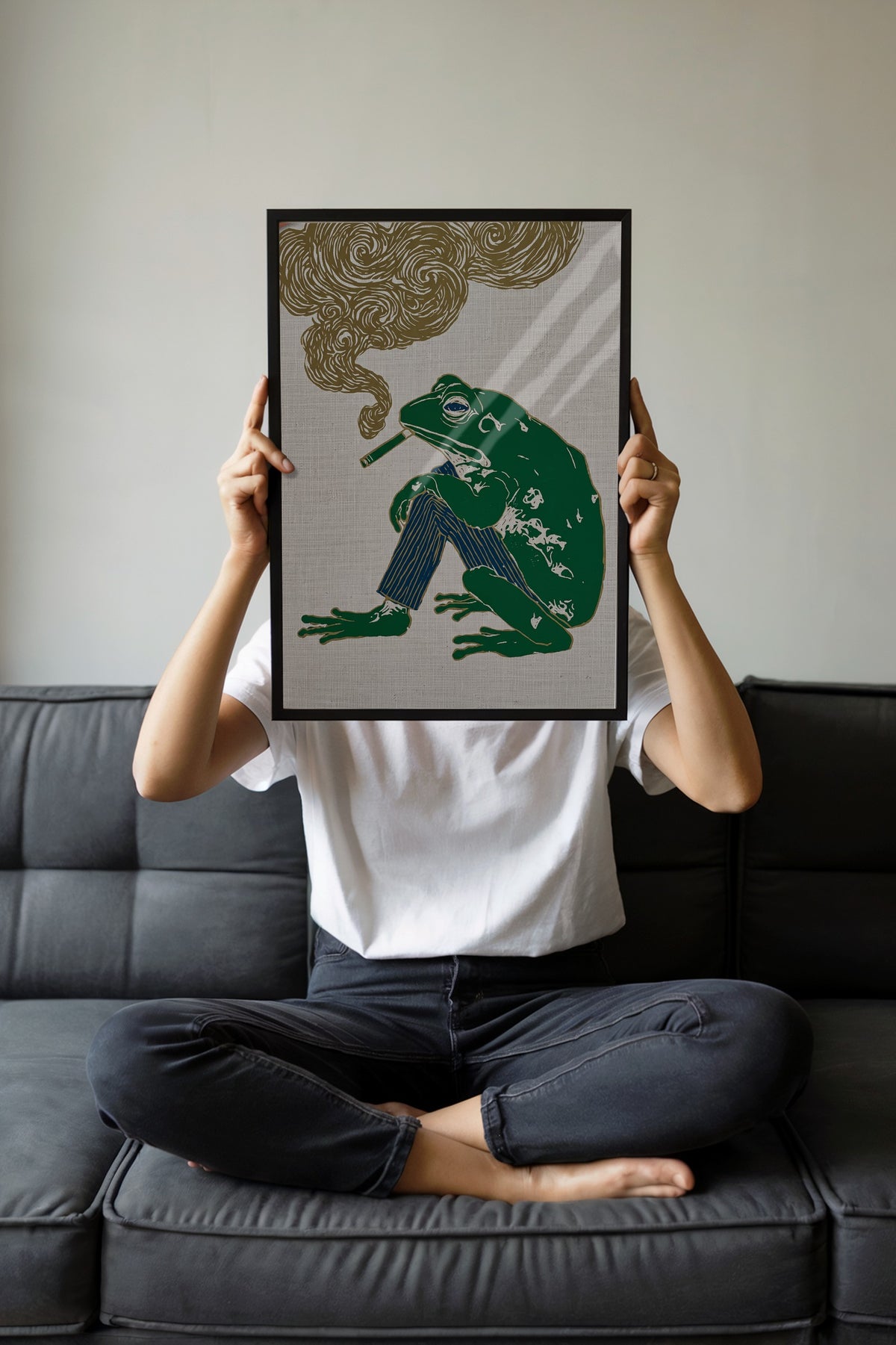 Puro İçen Kurbağa Poster – Siyah Çerçeveli Tablo