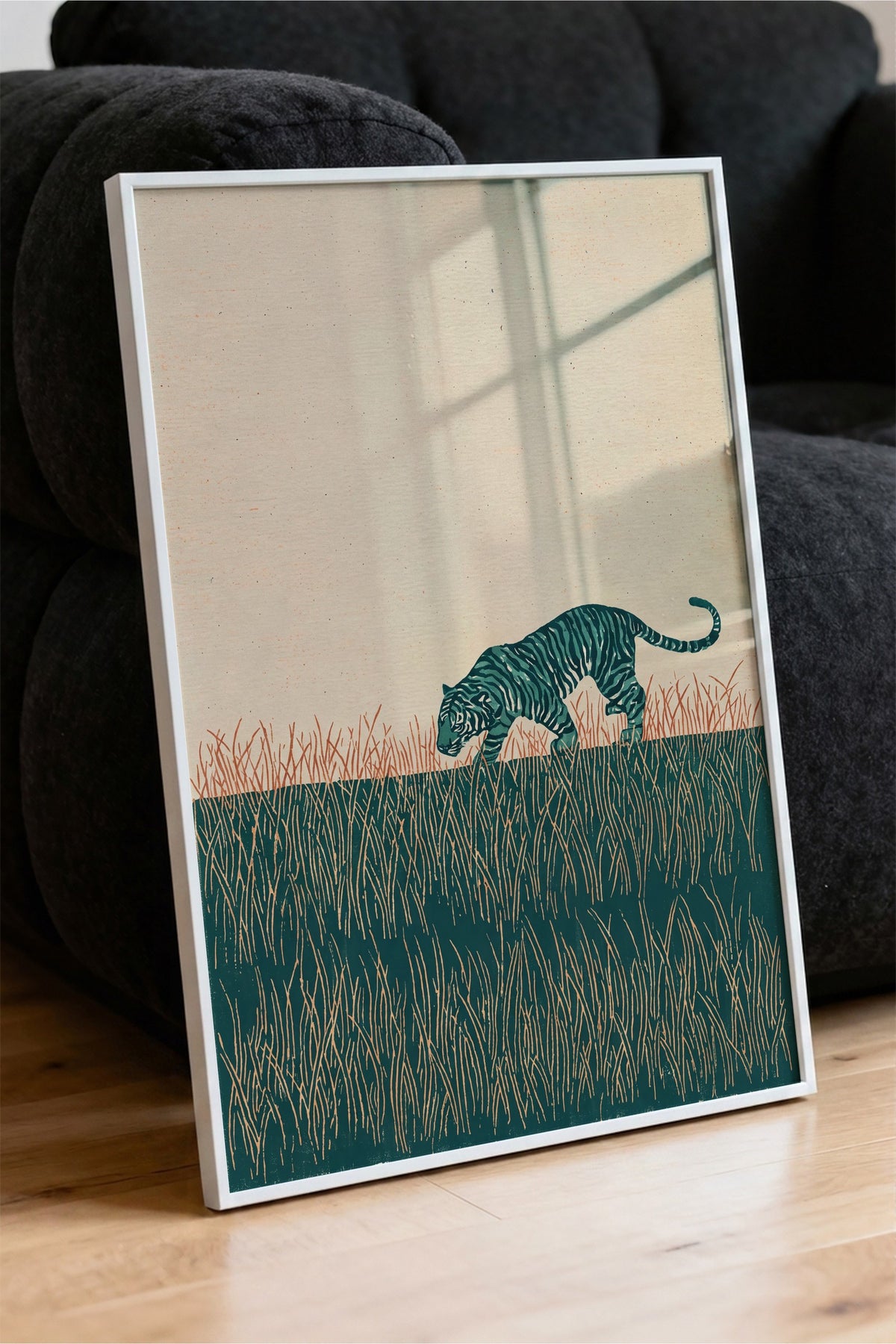 Otların Arasında Kaplan Poster – Beyaz Çerçeveli Tablo