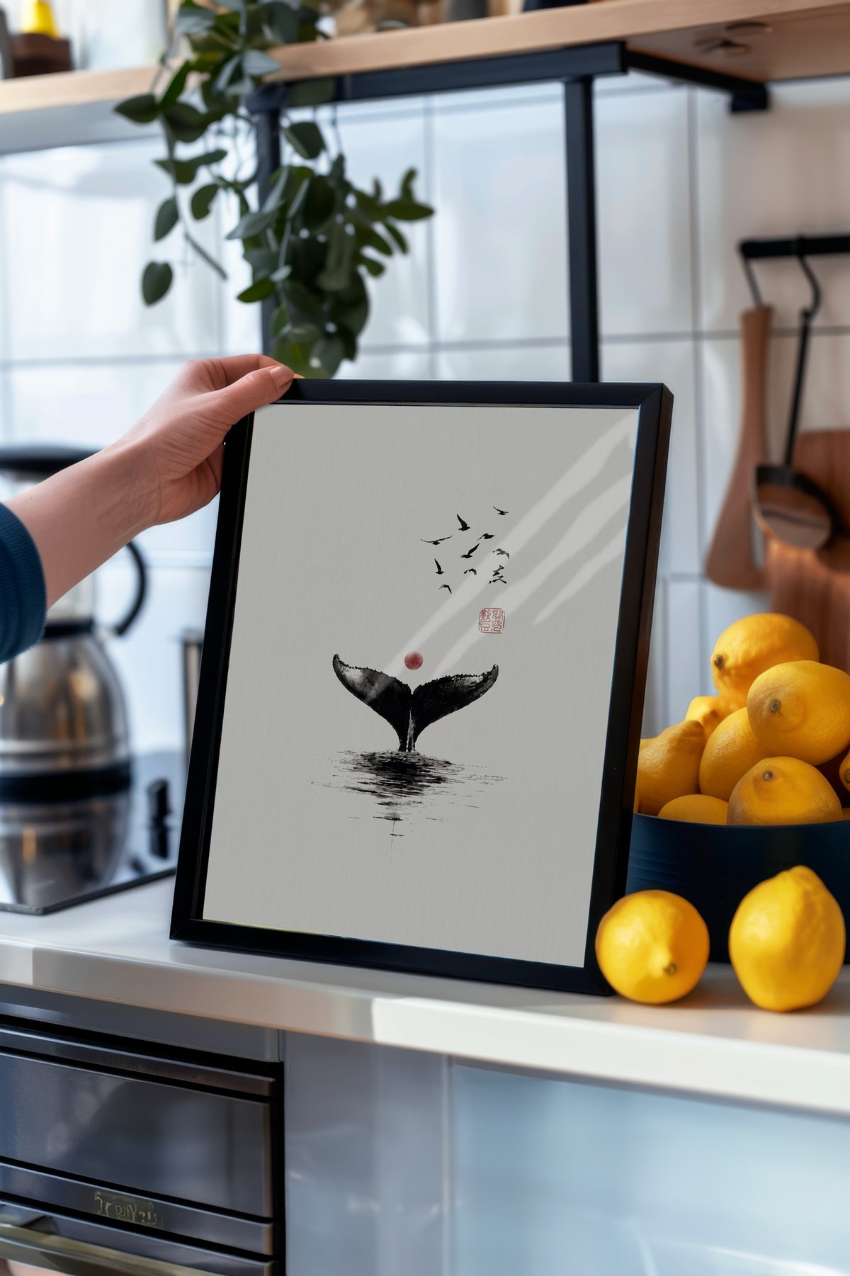 Kuyruğunu Sallayan Balina Poster – Siyah Çerçeveli Tablo