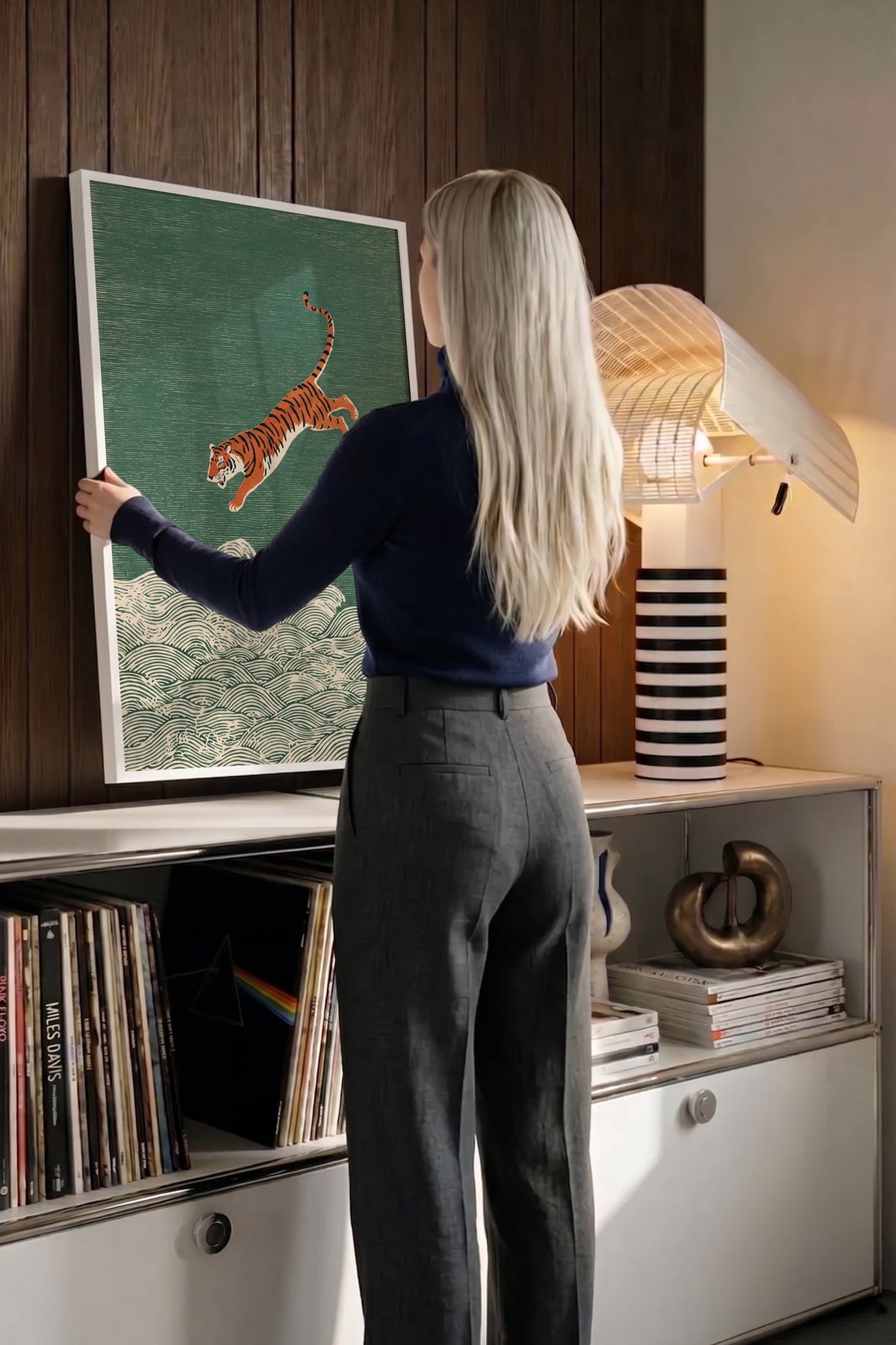 Dalgalar Üzerinde Sıçrayan Kaplan Poster – Beyaz Çerçeveli Tablo