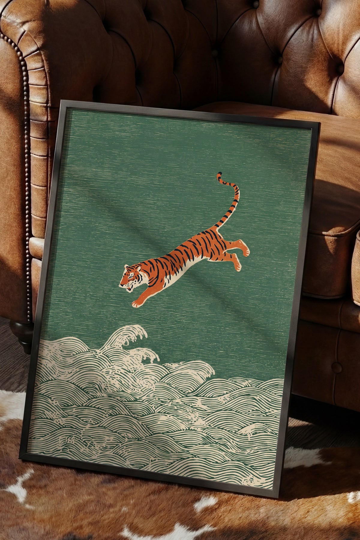 Dalgalar Üzerinde Sıçrayan Kaplan Poster – Siyah Çerçeveli Tablo