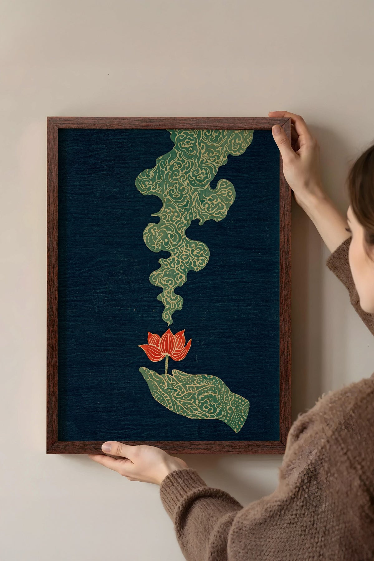 Elden Yükselen Bulut ve Lotus Poster – Kahverengi Çerçeveli Tablo