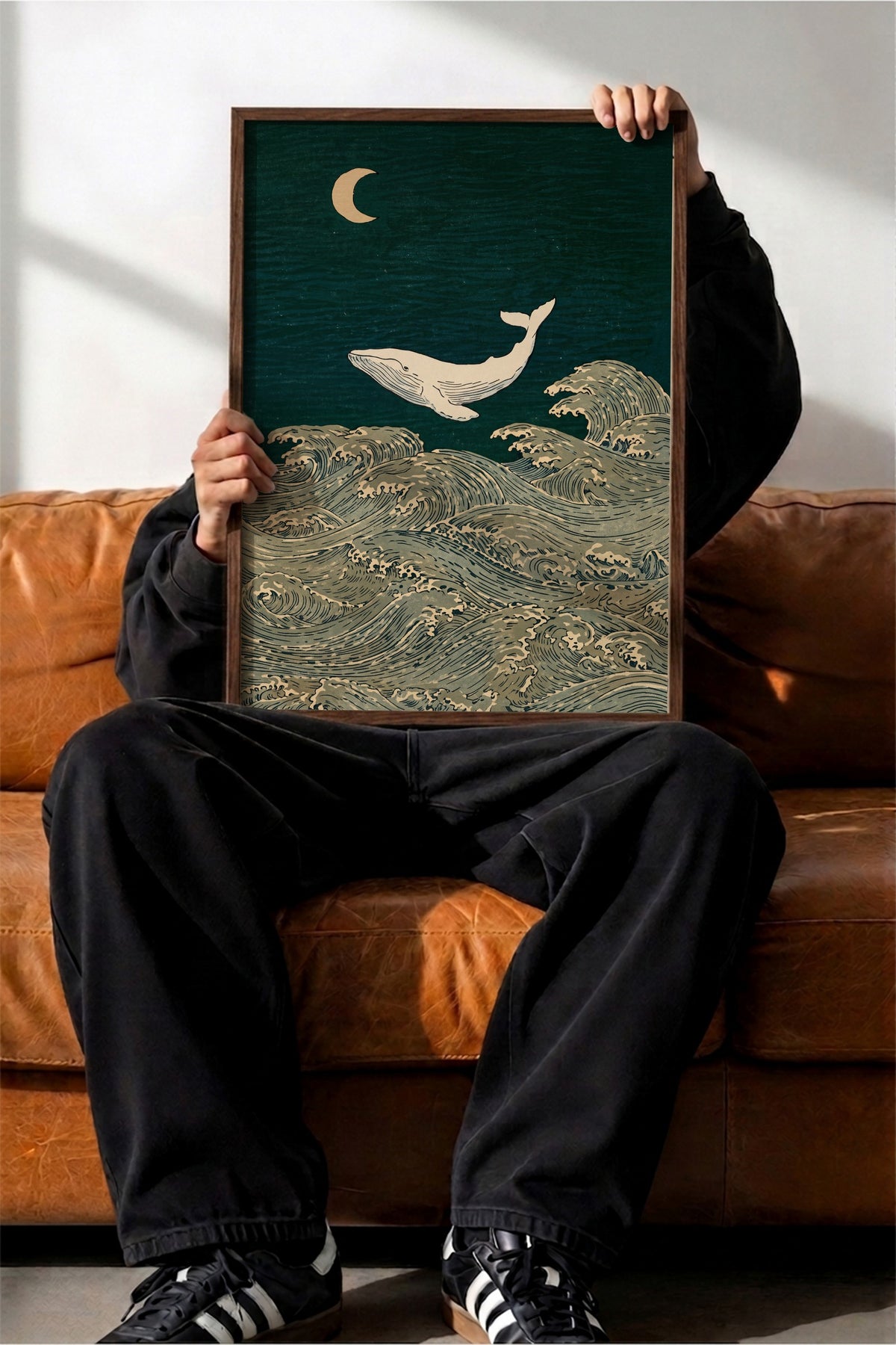 Ay Işığında Balina ve Dalgalar Poster – Kahverengi Çerçeveli Tablo
