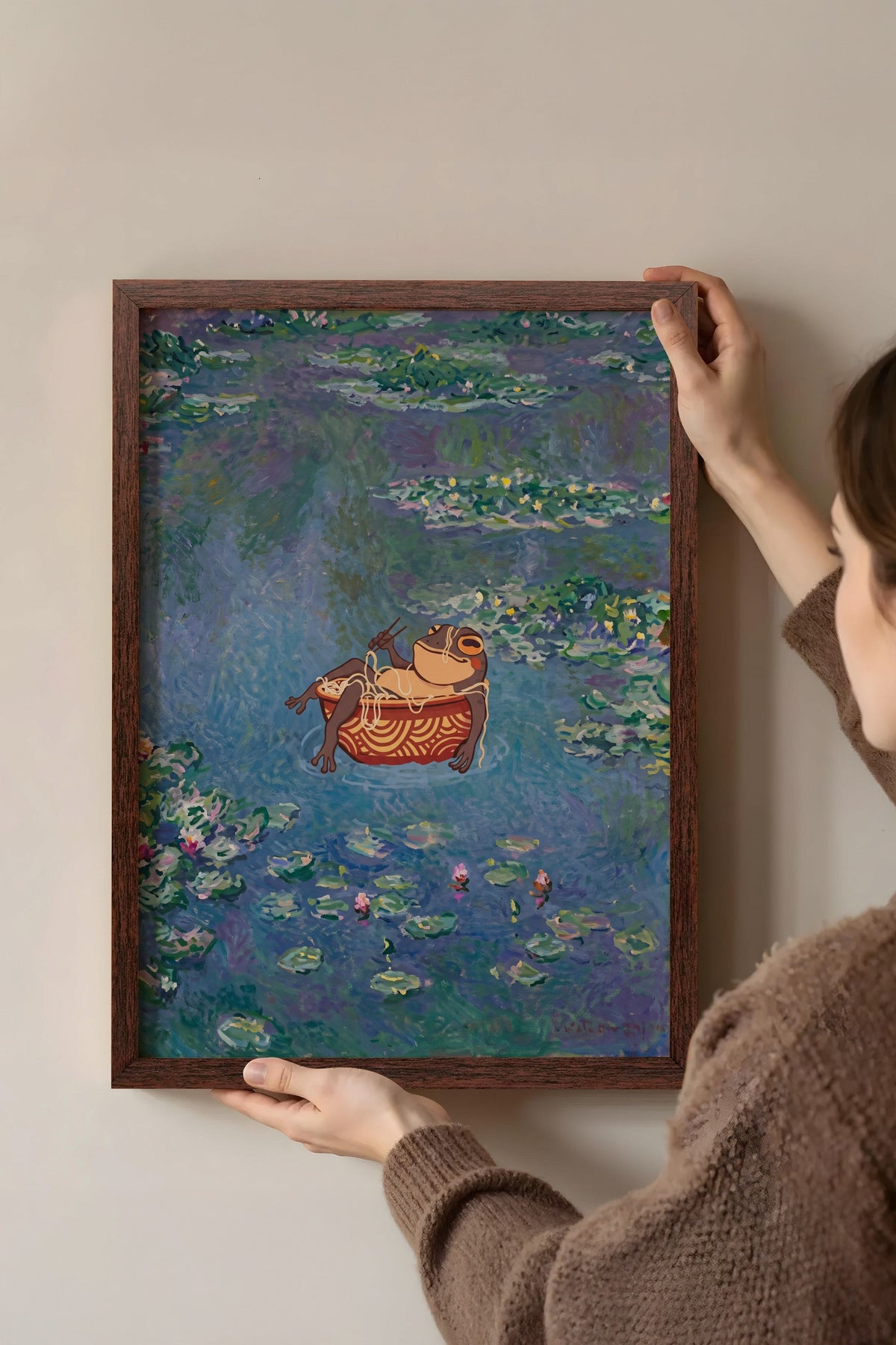 Nilüferli Gölette Erişte Keyfi Yapan Kurbağa Poster – Kahverengi Çerçeveli Tablo