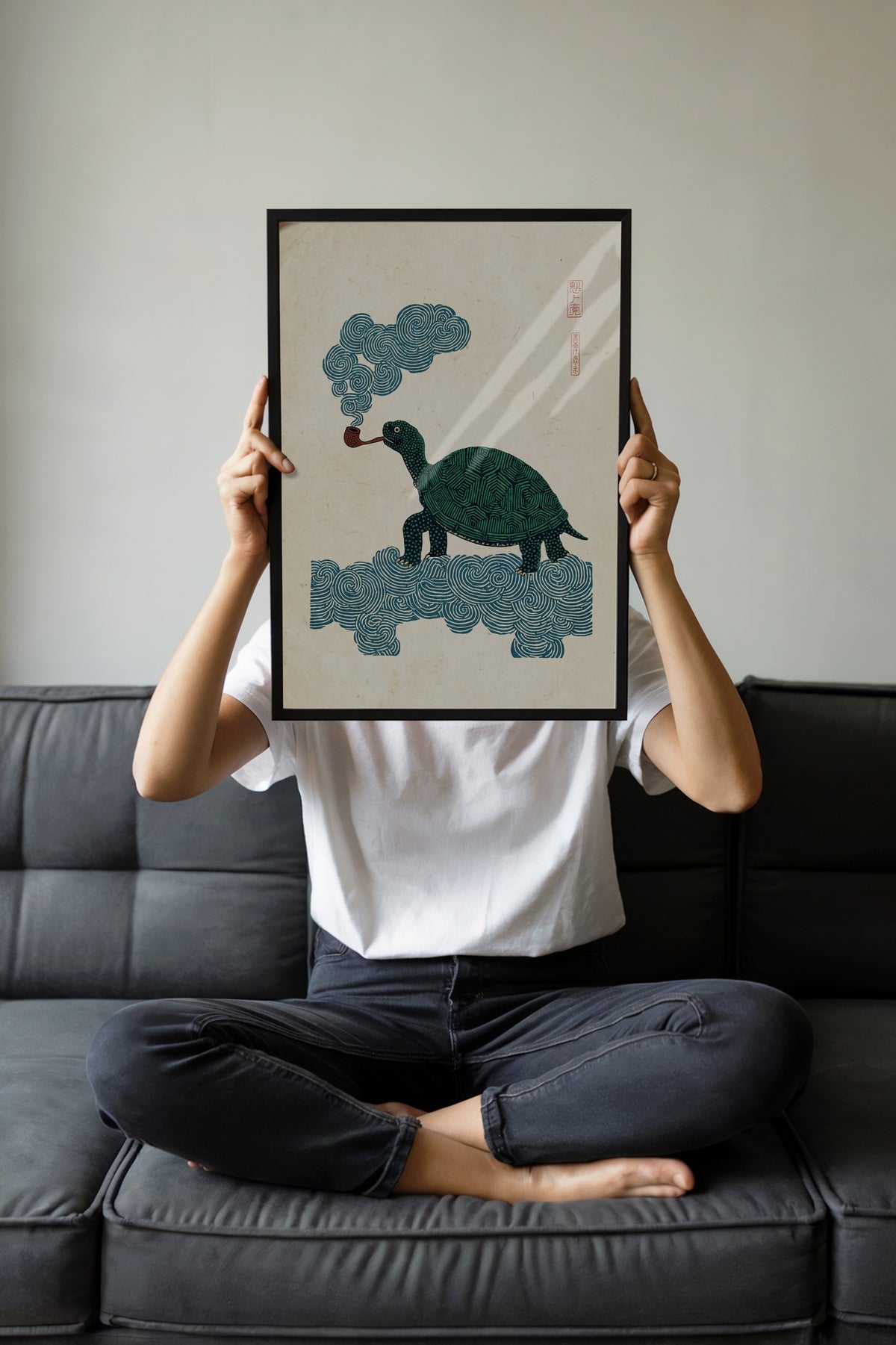 Pipo İçen Bilge Kaplumbağa Poster – Siyah Çerçeveli Tablo