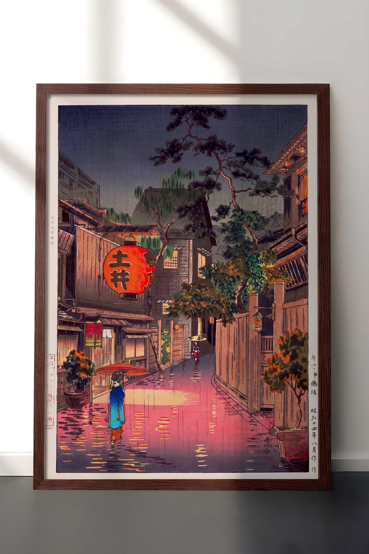 Yağmurlu Japon Sokağı Manzarası Poster – Kahverengi Çerçeveli Tablo
