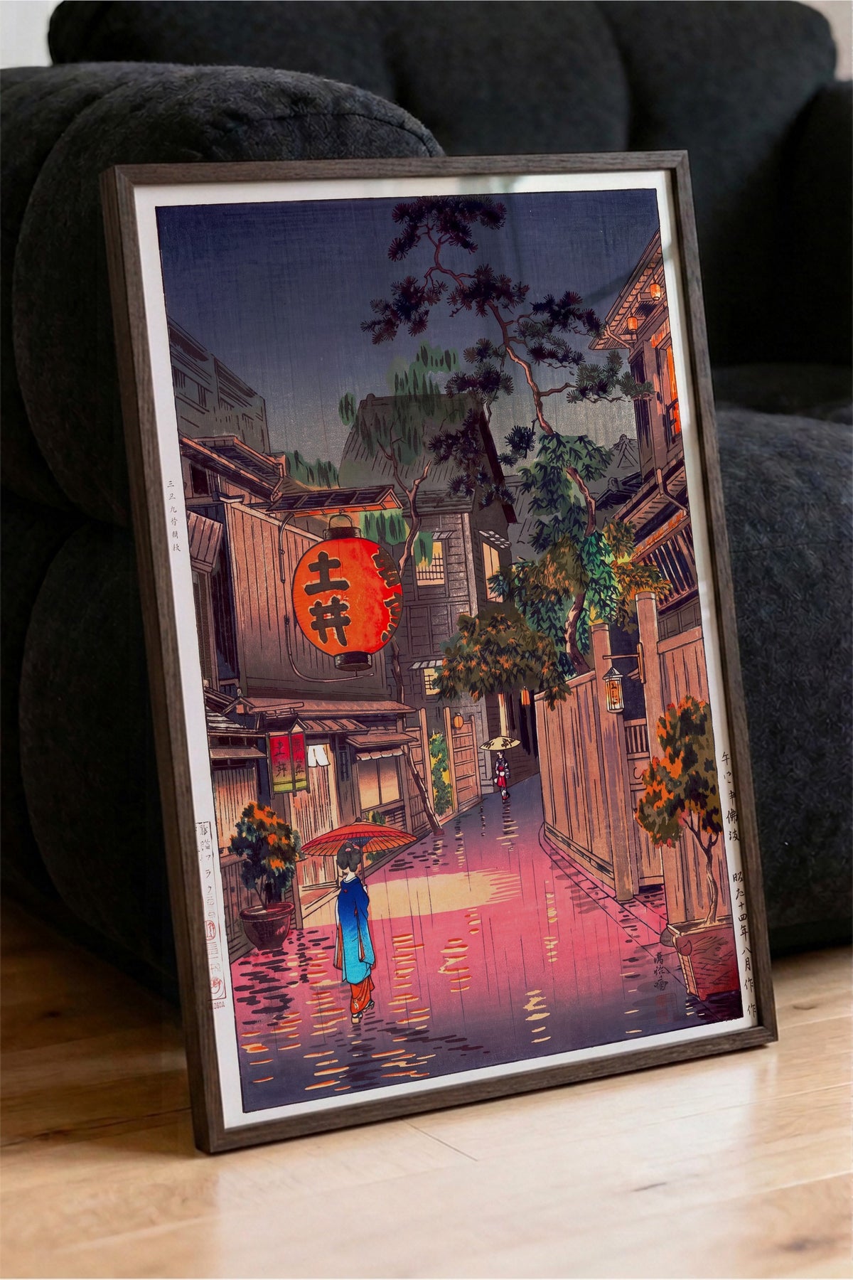 Yağmurlu Japon Sokağı Manzarası Poster – Kahverengi Çerçeveli Tablo