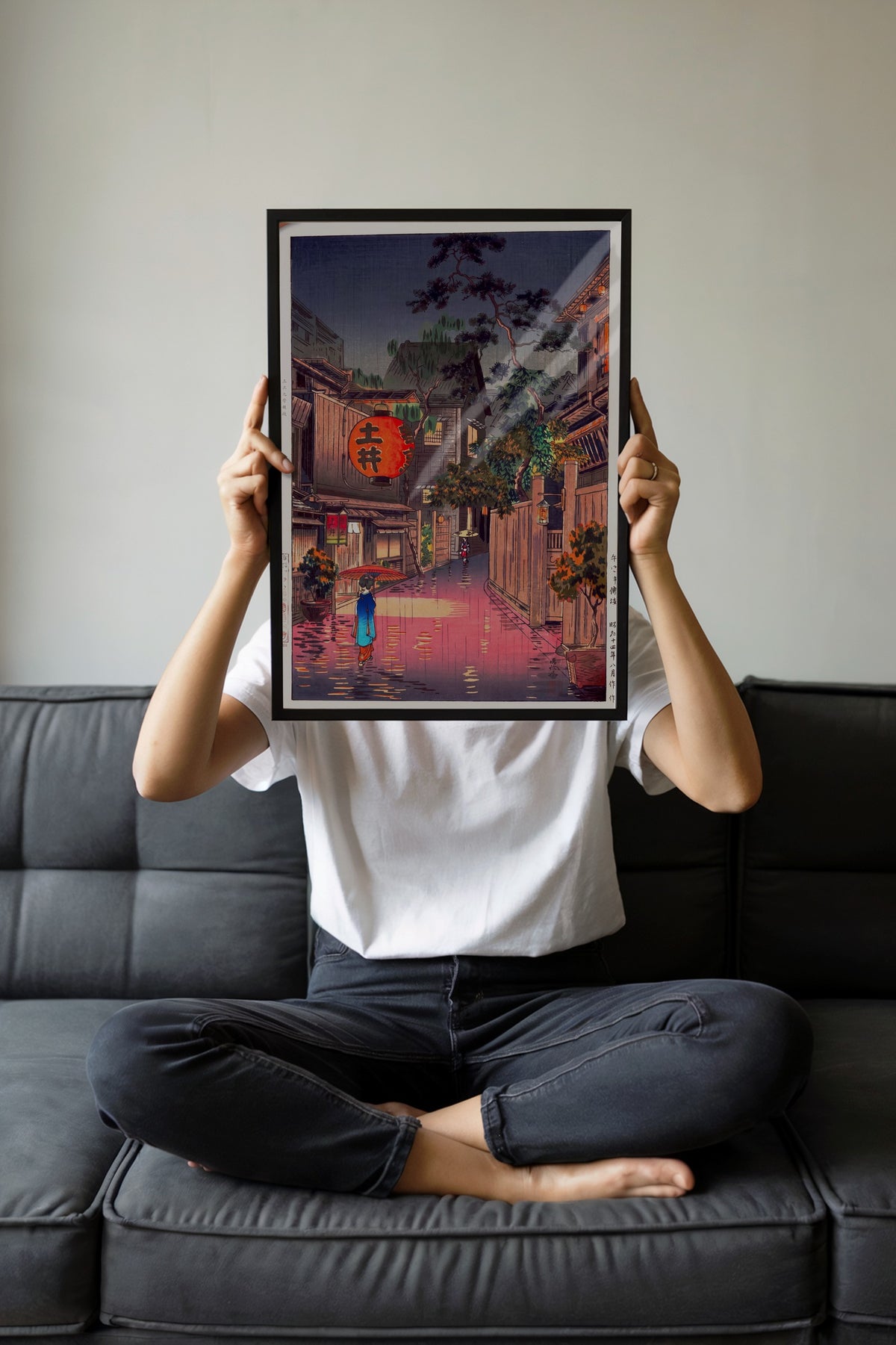 Yağmurlu Japon Sokağı Manzarası Poster – Siyah Çerçeveli Tablo