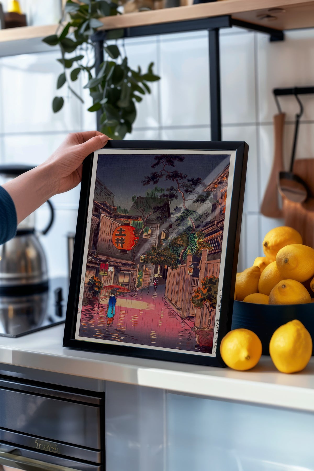 Yağmurlu Japon Sokağı Manzarası Poster – Siyah Çerçeveli Tablo