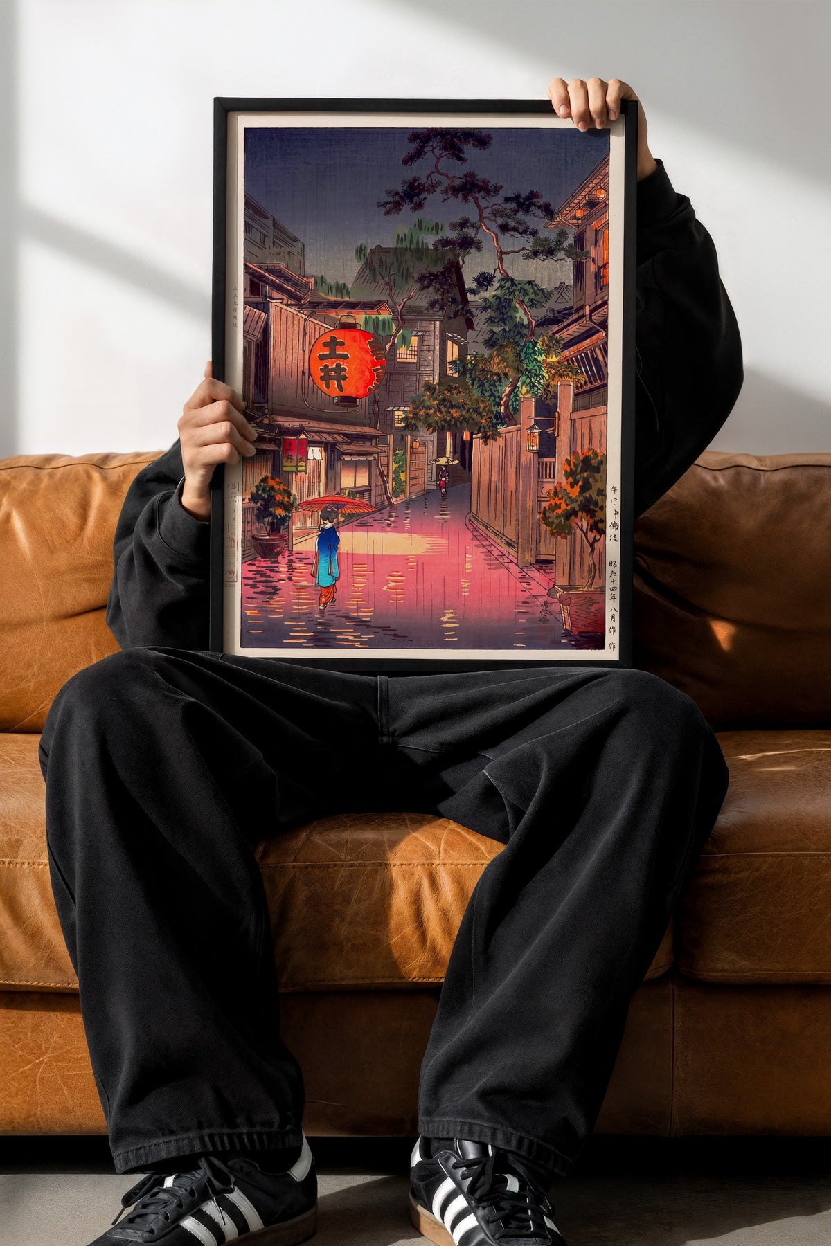 Yağmurlu Japon Sokağı Manzarası Poster – Siyah Çerçeveli Tablo