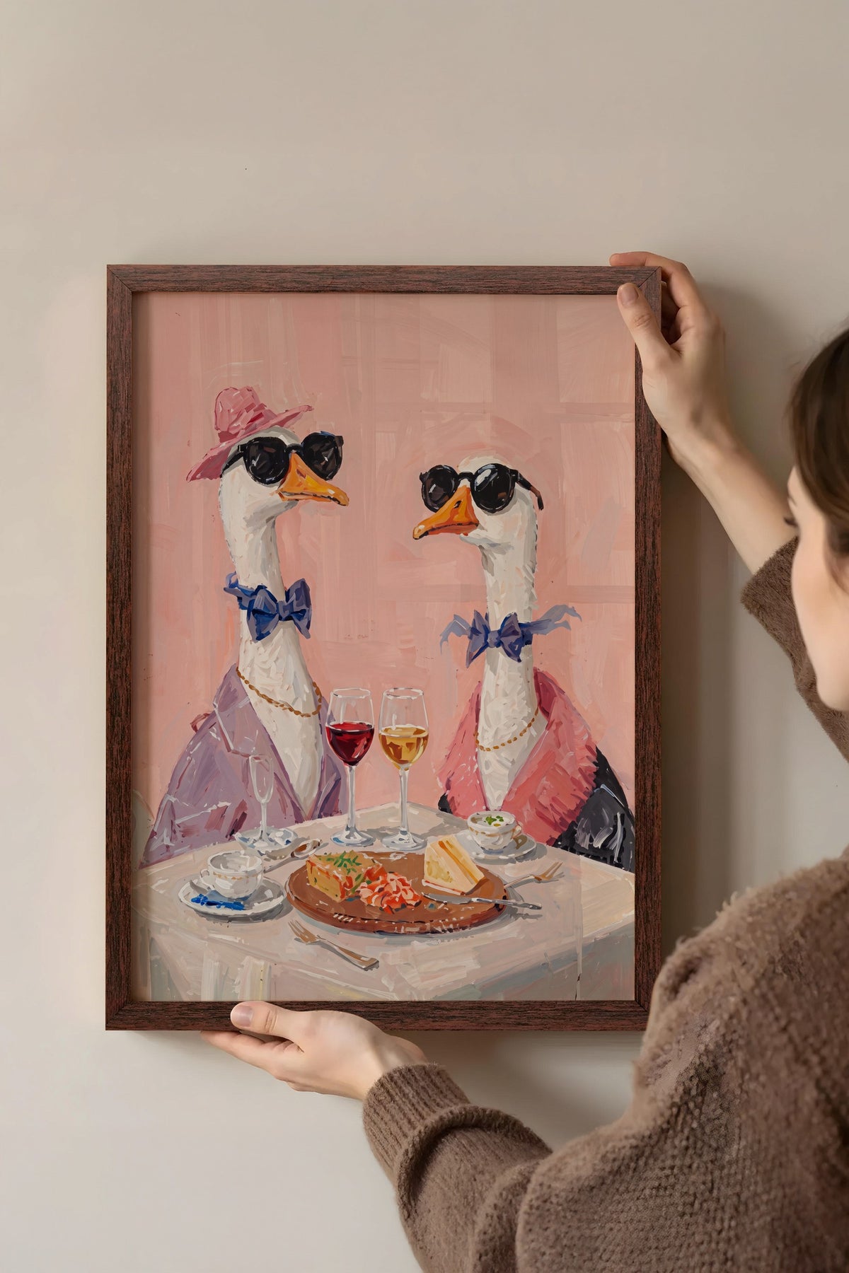 Şık Kıyafetli Kazlar Akşam Yemeğinde Poster – Kahverengi Çerçeveli Tablo