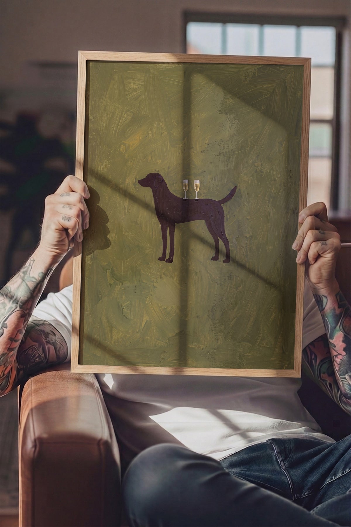 Kadeh Tutan Köpek Poster – Ahşap Çerçeveli Tablo