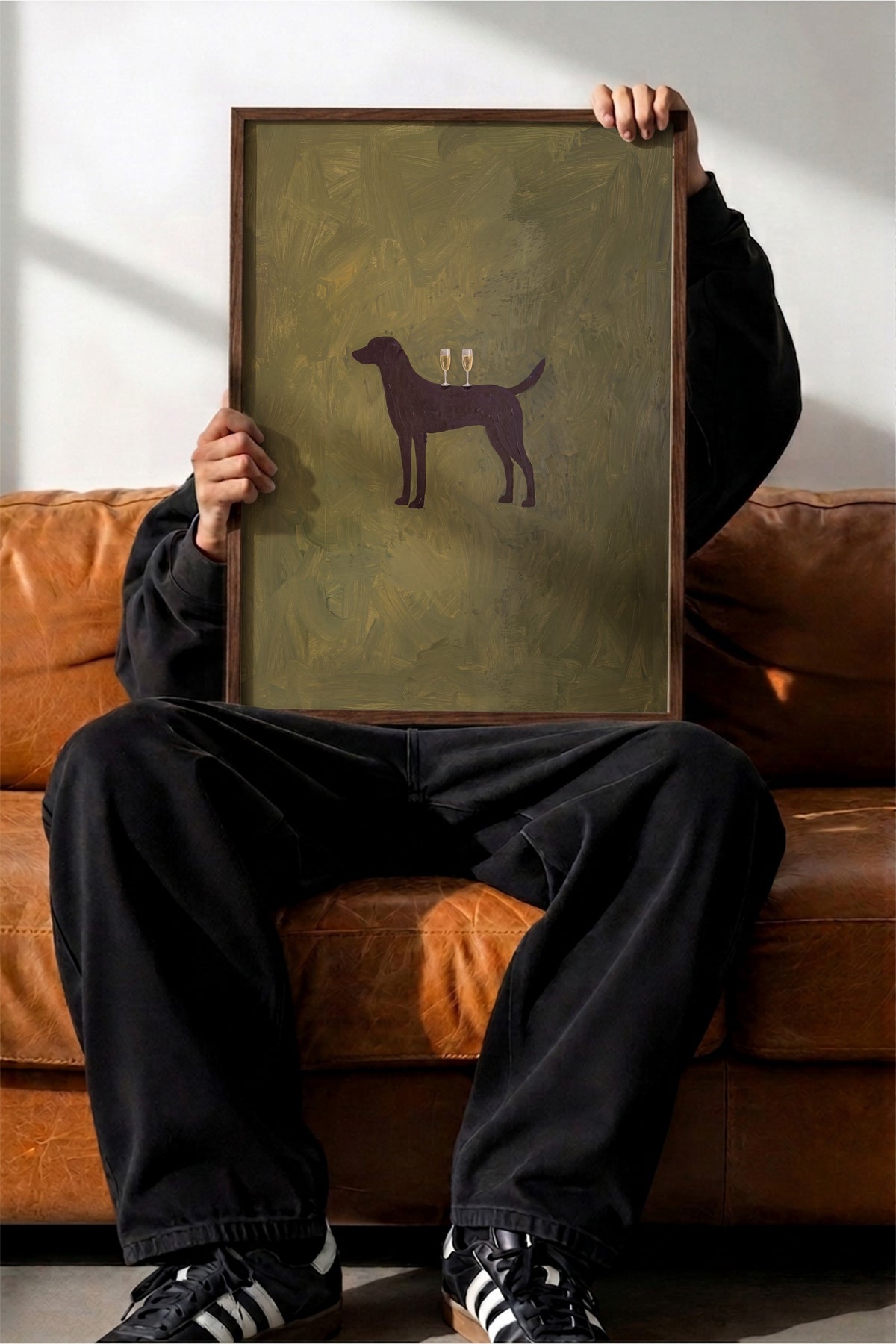 Kadeh Tutan Köpek Poster – Kahverengi Çerçeveli Tablo