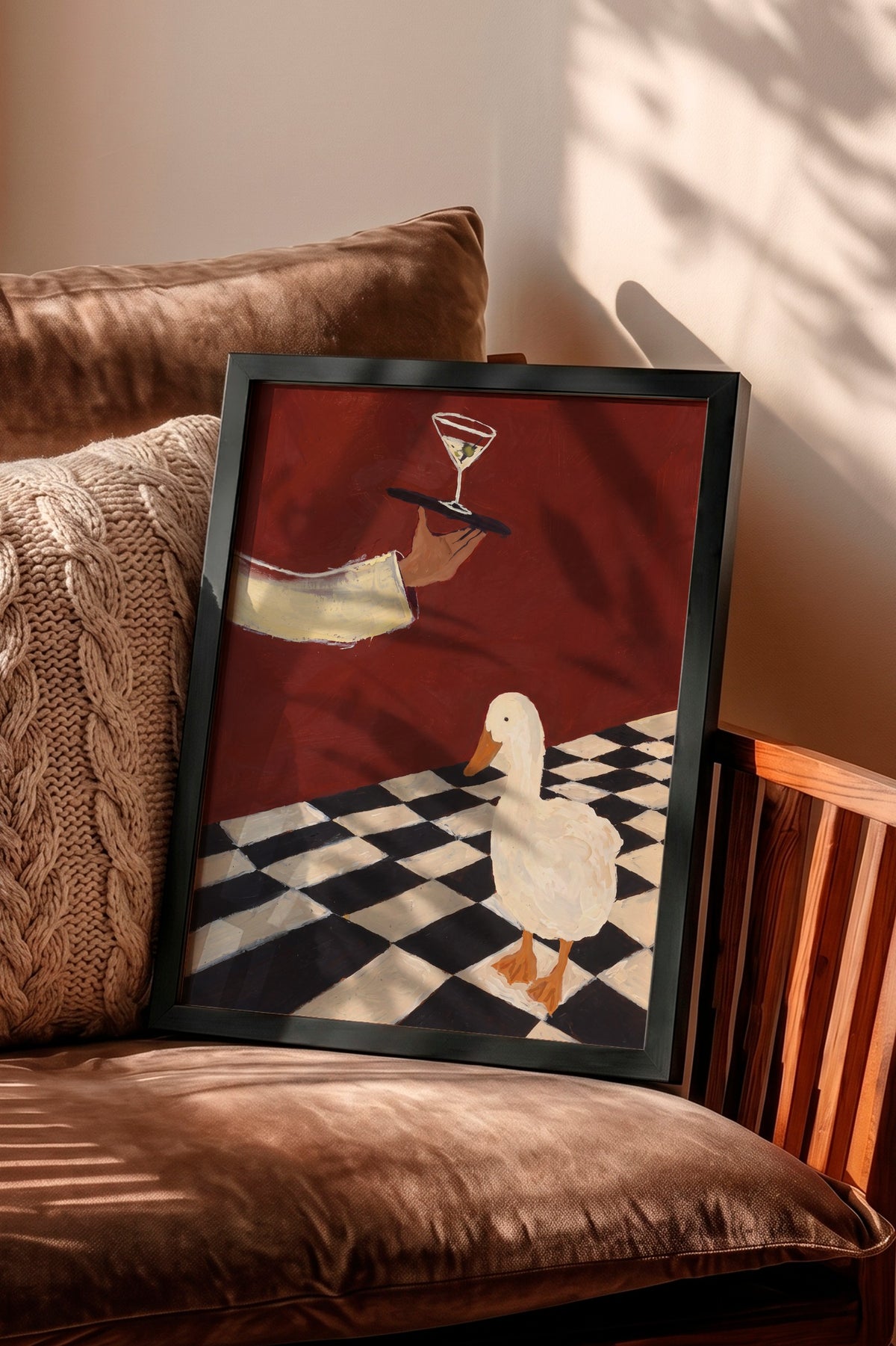 Zarif Ördeğe Martini İkramı Poster – Siyah Çerçeveli Tablo