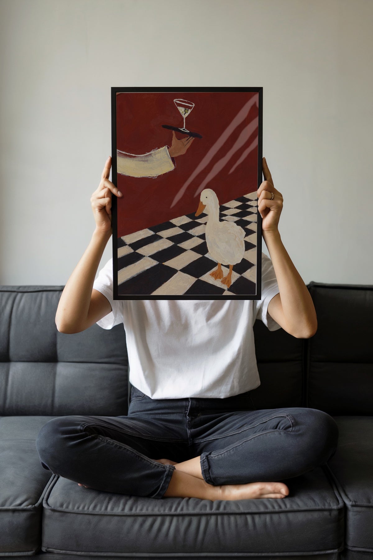 Zarif Ördeğe Martini İkramı Poster – Siyah Çerçeveli Tablo