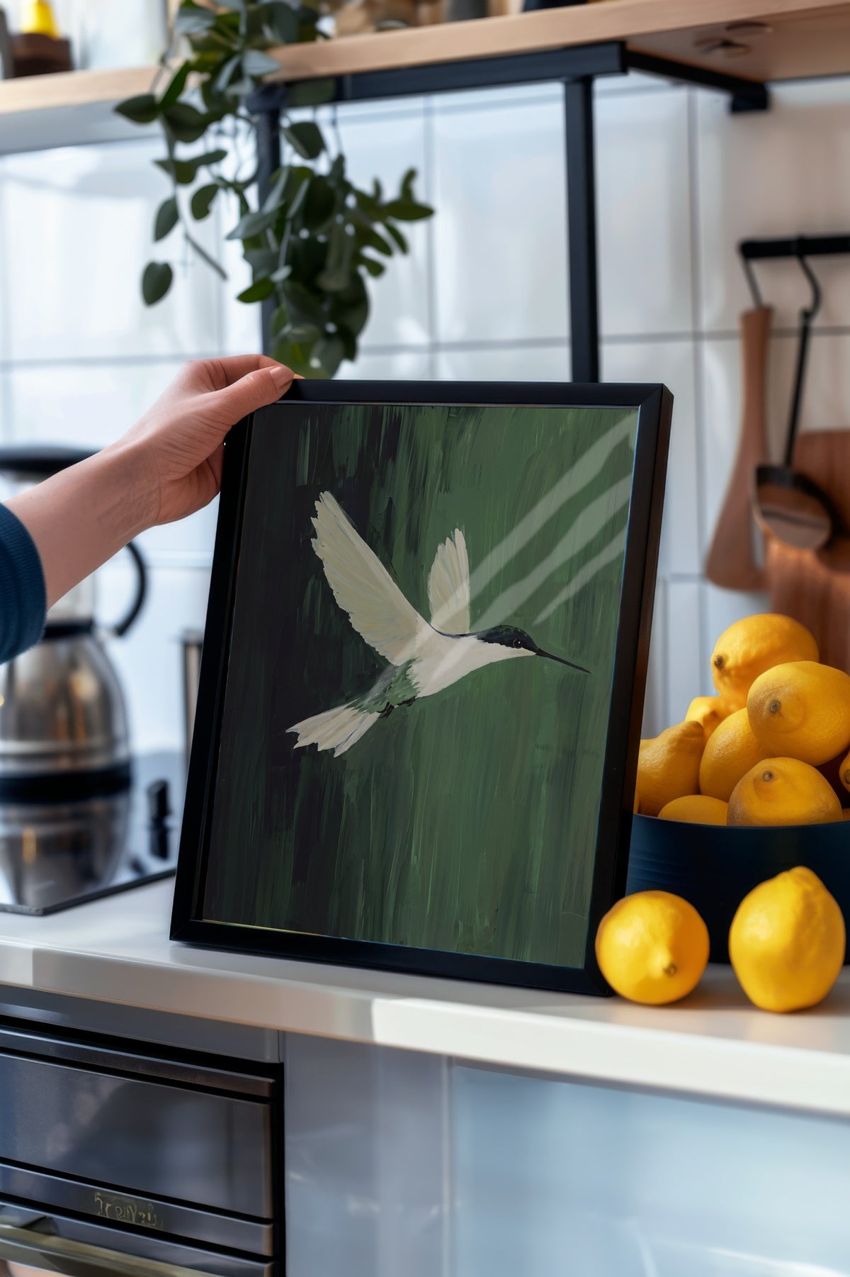 Uçan Kolibri Poster – Siyah Çerçeveli Tablo