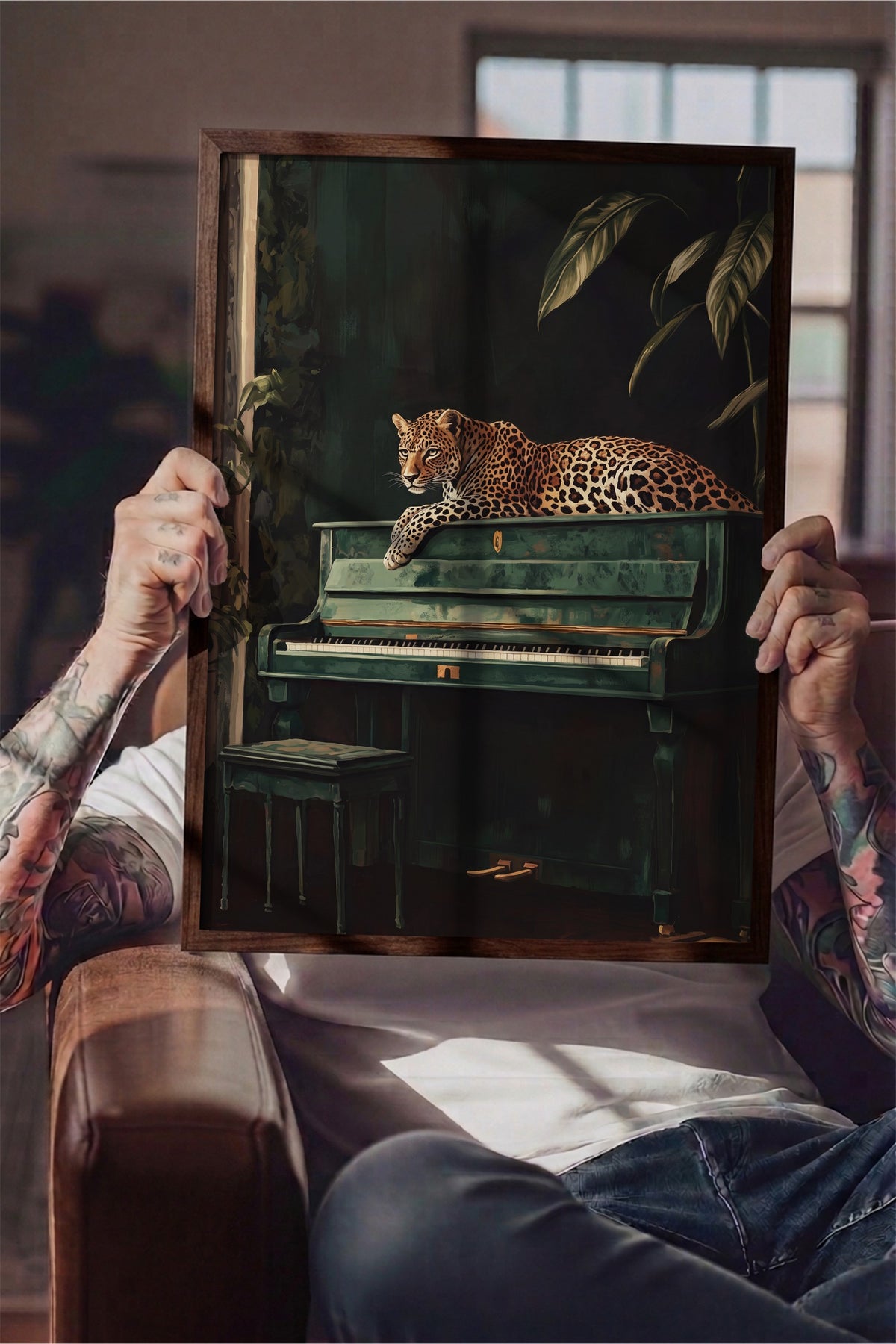 Piyanoda Uzanan Leopar Poster – Kahverengi Çerçeveli Tablo