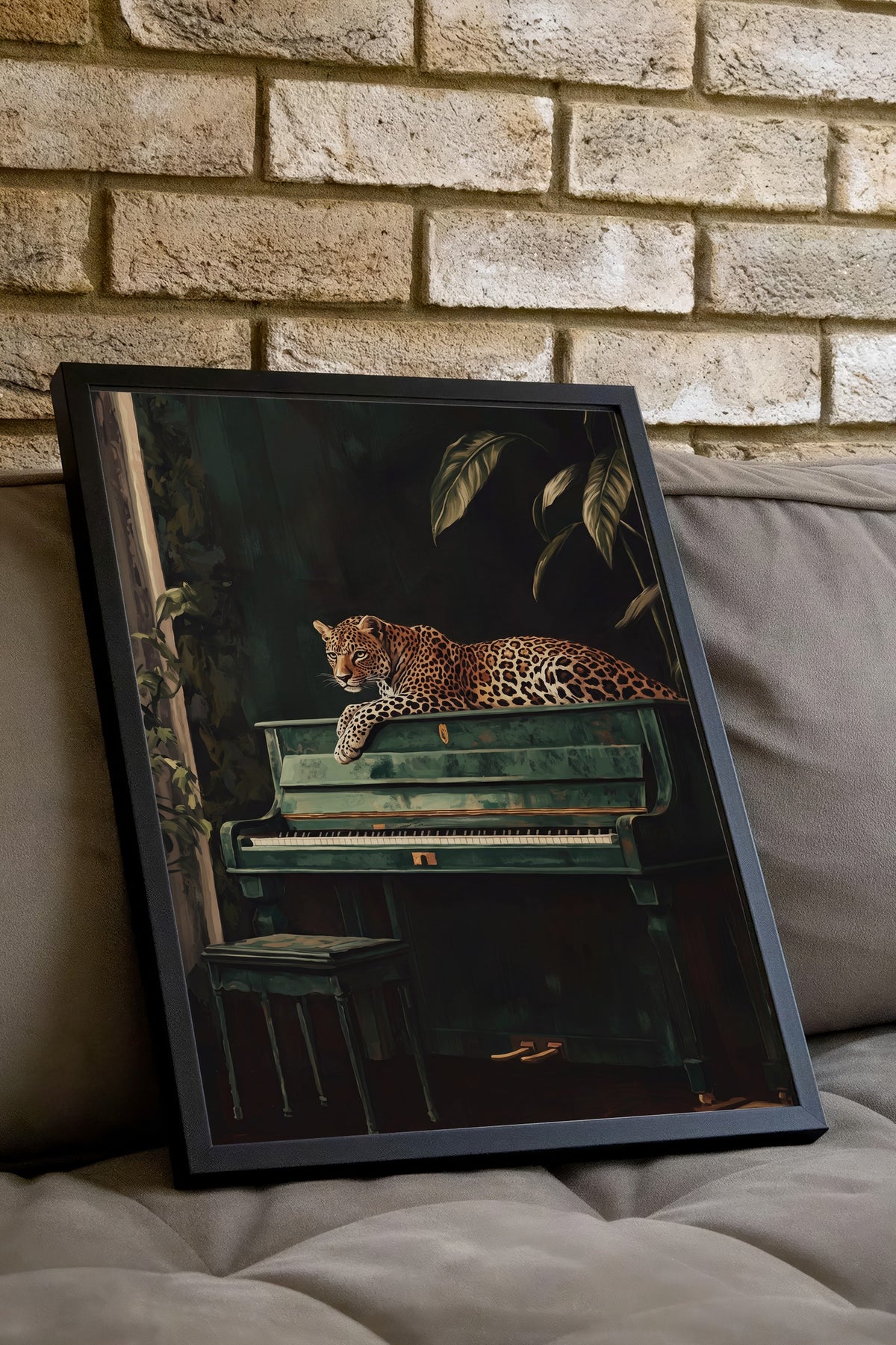 Piyanoda Uzanan Leopar Poster – Siyah Çerçeveli Tablo