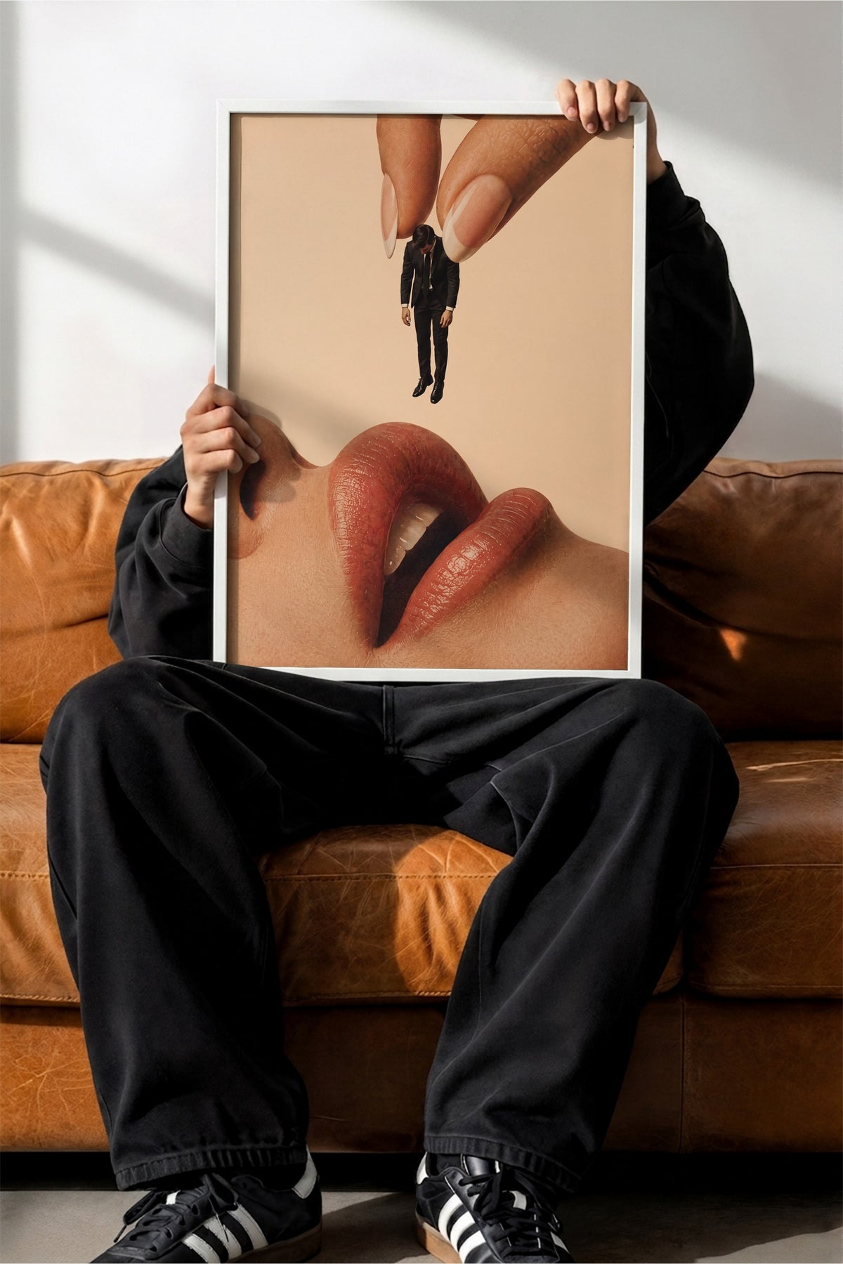 Dudaklar ve Küçük Adam Kolajı Poster – Beyaz Çerçeveli Tablo