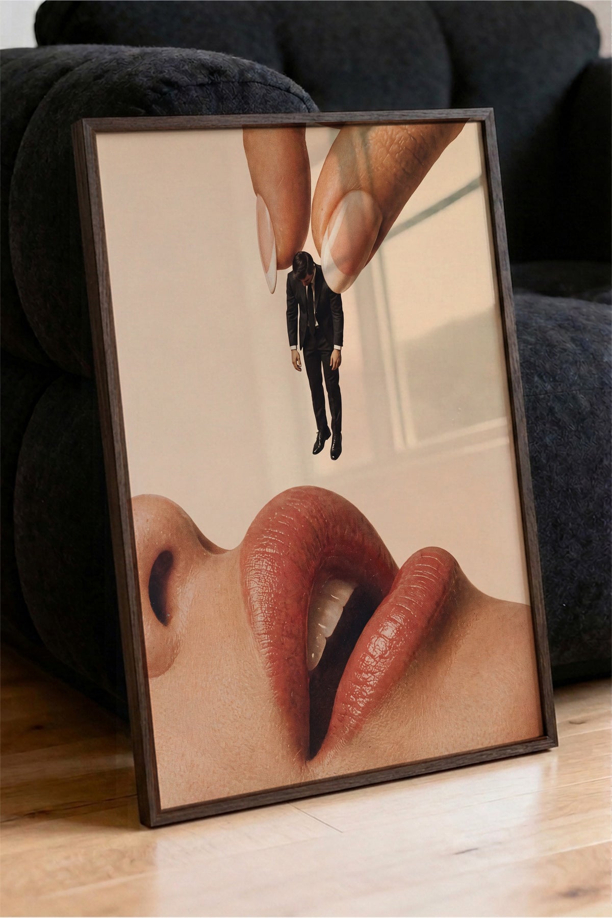 Dudaklar ve Küçük Adam Kolajı Poster – Kahverengi Çerçeveli Tablo