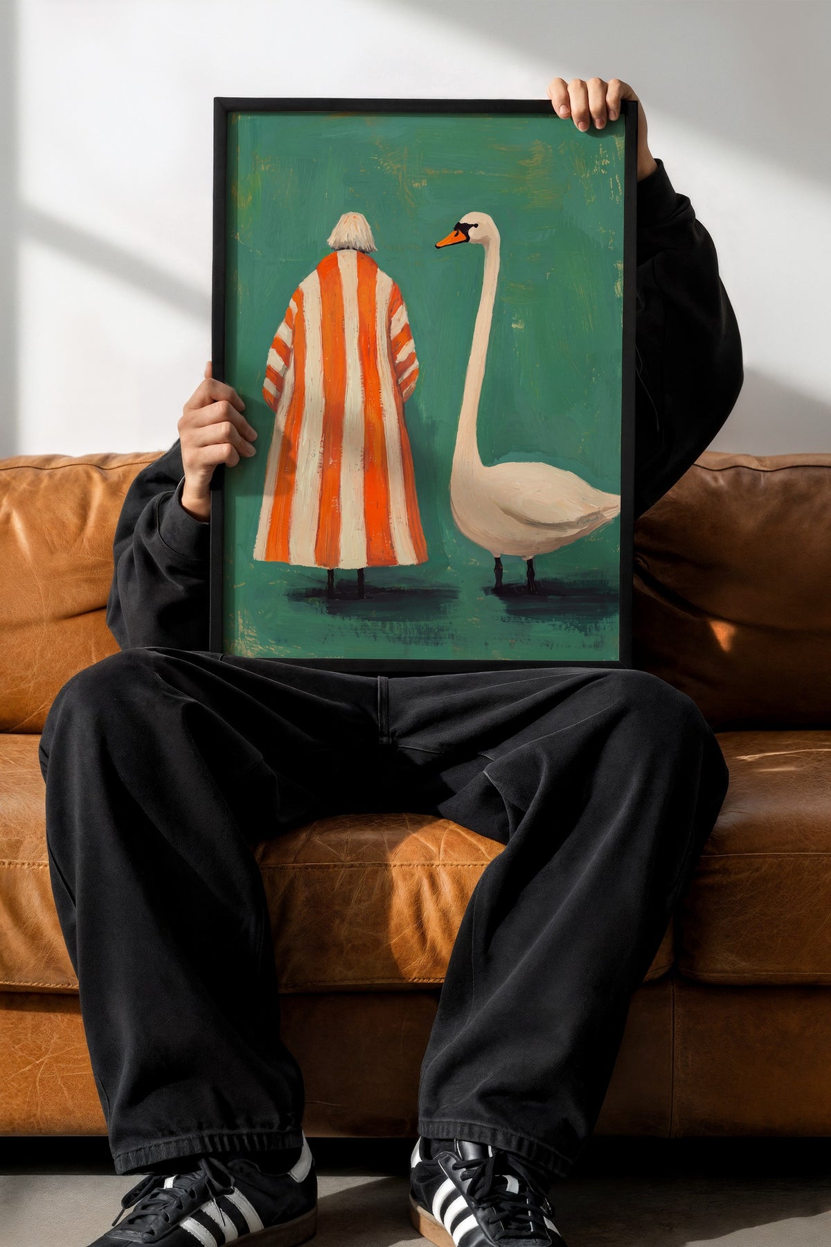 Kuğu ile Çizgili Pelerinli Figür Poster – Siyah Çerçeveli Tablo
