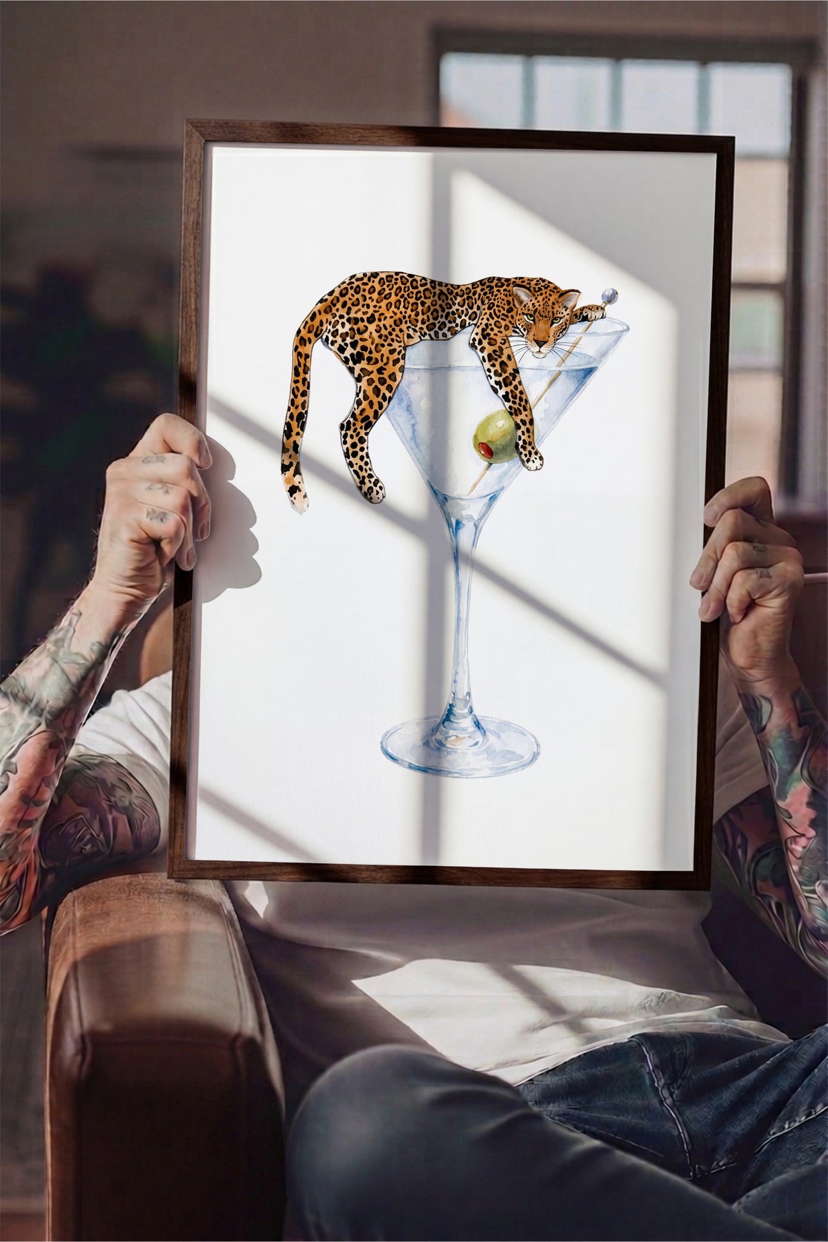 Martini Kadehinde Leopar Poster – Kahverengi Çerçeveli Tablo