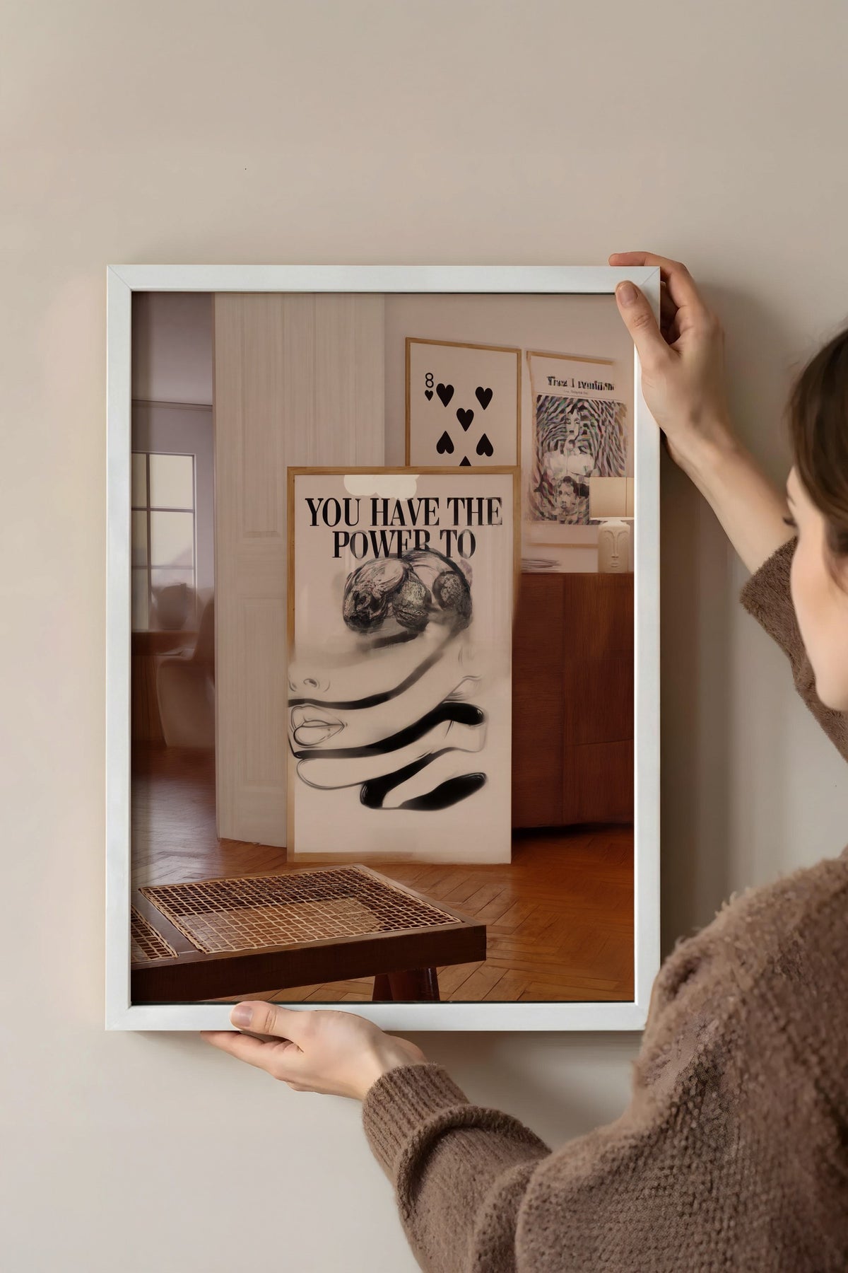 Gücün Elinde Tipografik Kompozisyon Poster – Beyaz Çerçeveli Tablo