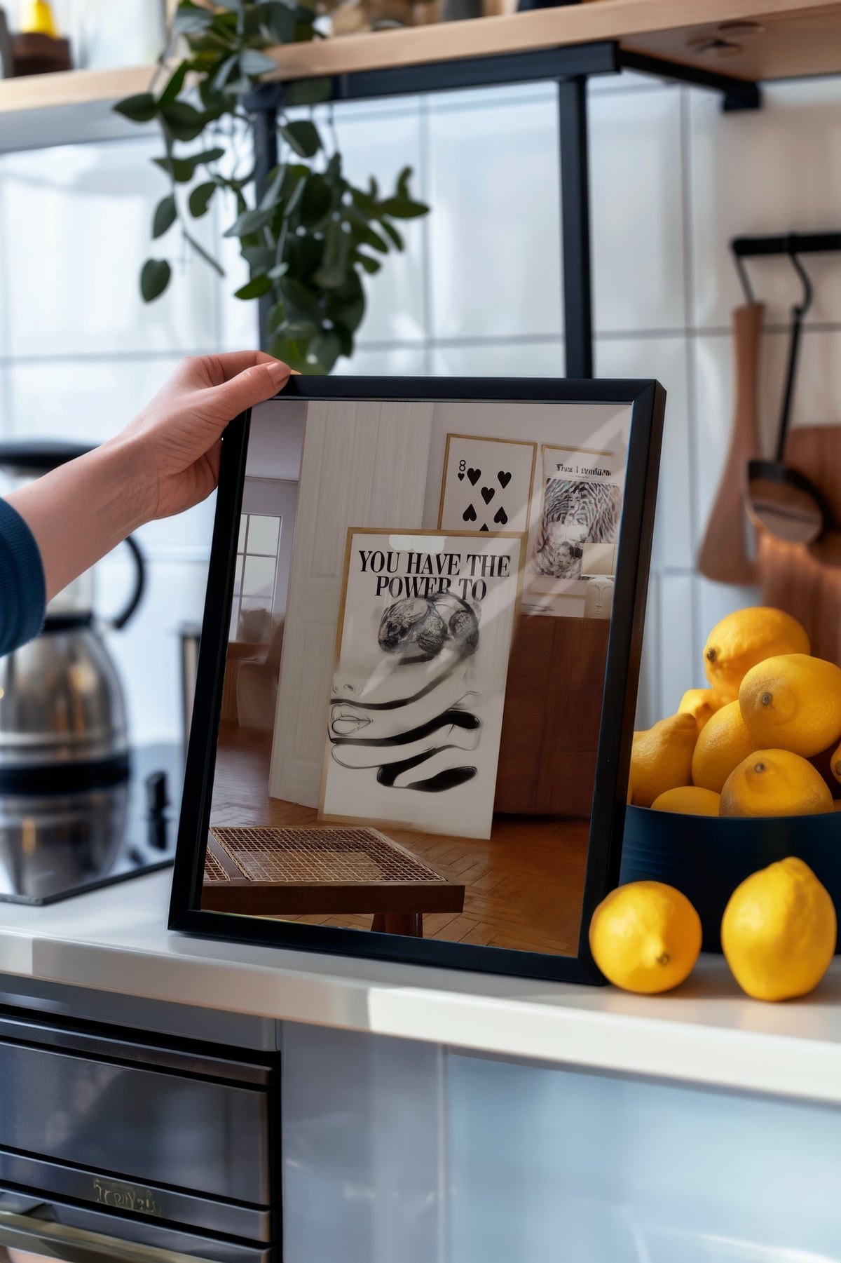 Gücün Elinde Tipografik Kompozisyon Poster – Siyah Çerçeveli Tablo
