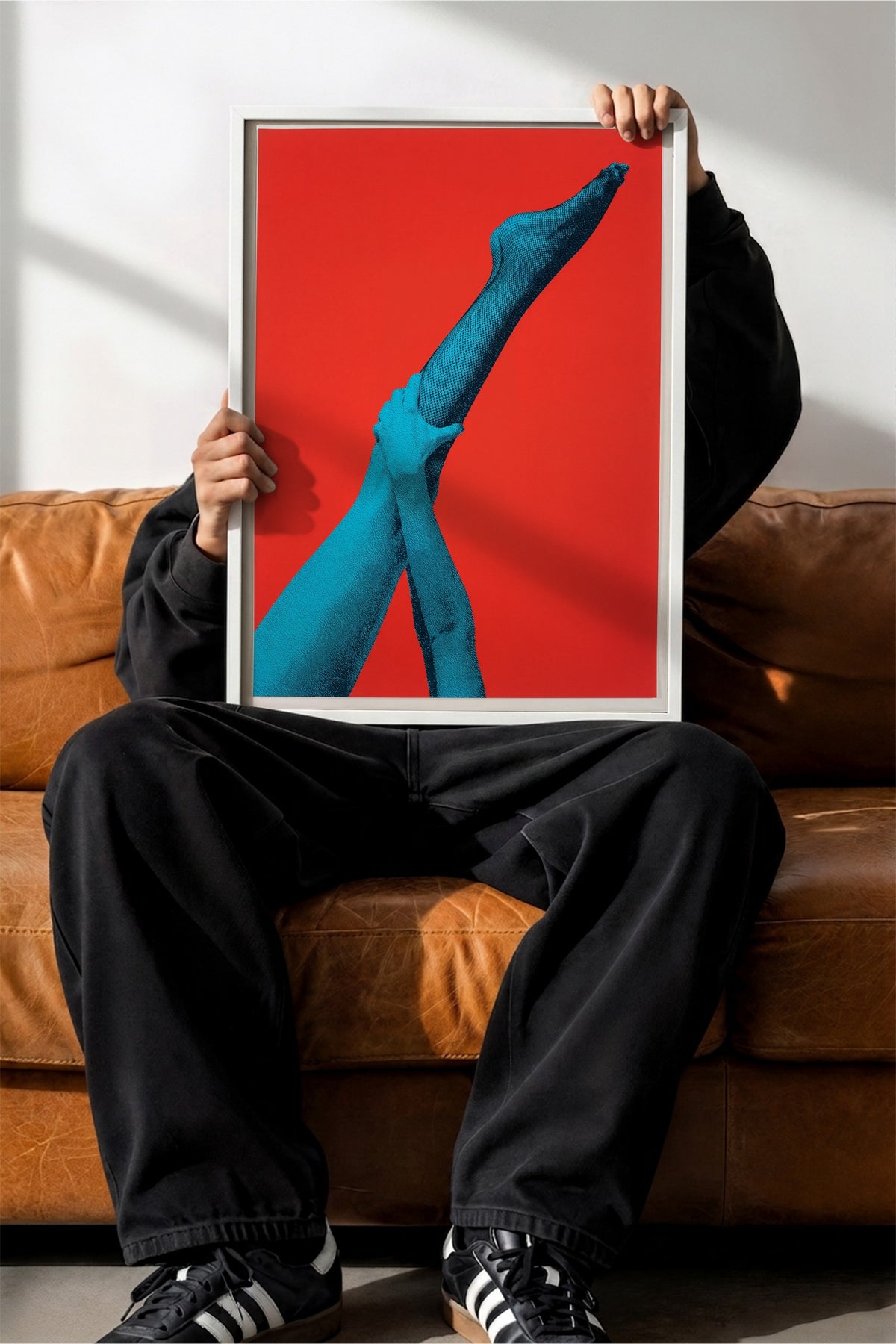 Kırmızı Zeminde Mavi Bacak ve El Kompozisyonu Poster – Beyaz Çerçeveli Tablo