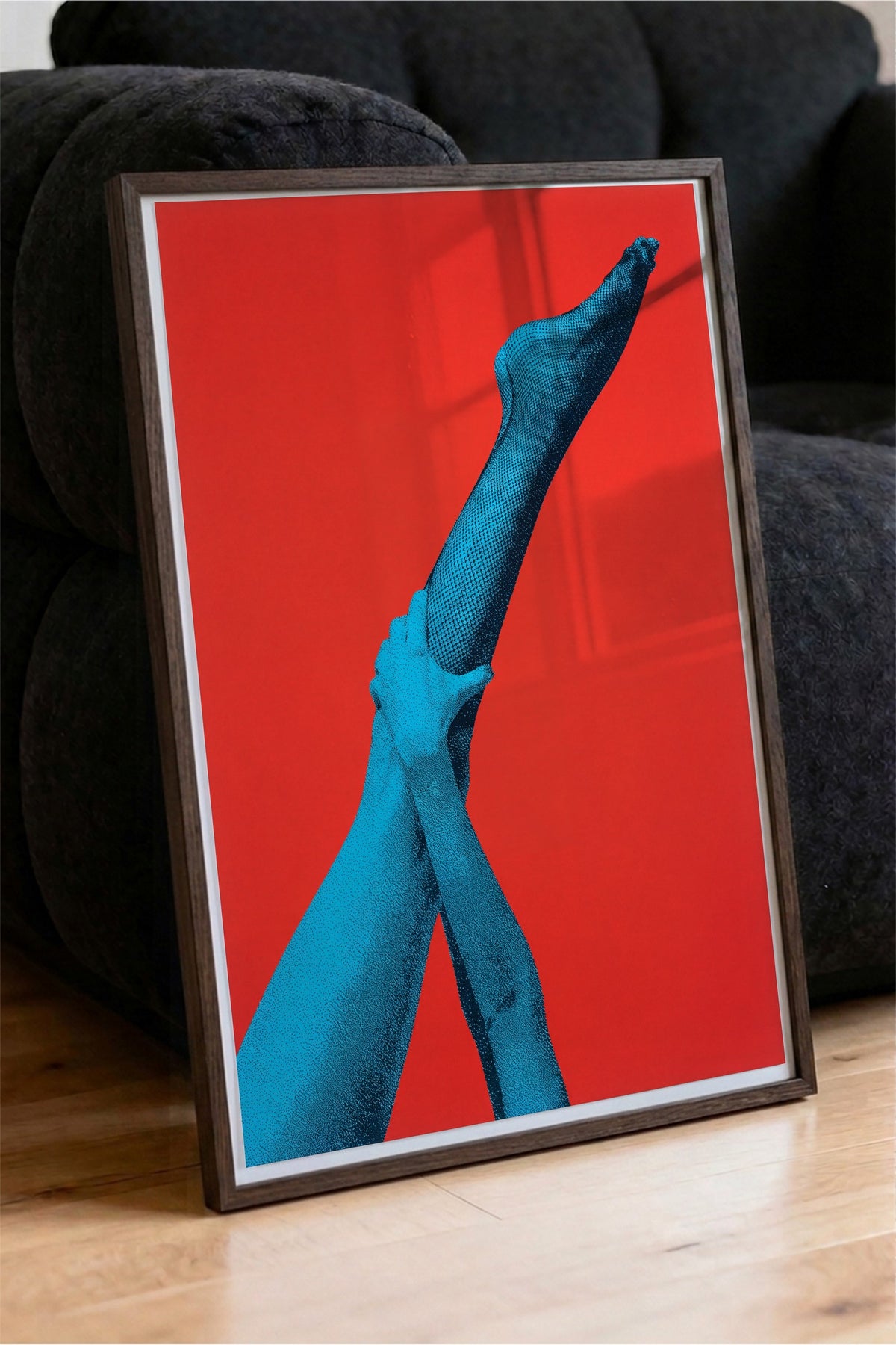 Kırmızı Zeminde Mavi Bacak ve El Kompozisyonu Poster – Kahverengi Çerçeveli Tablo