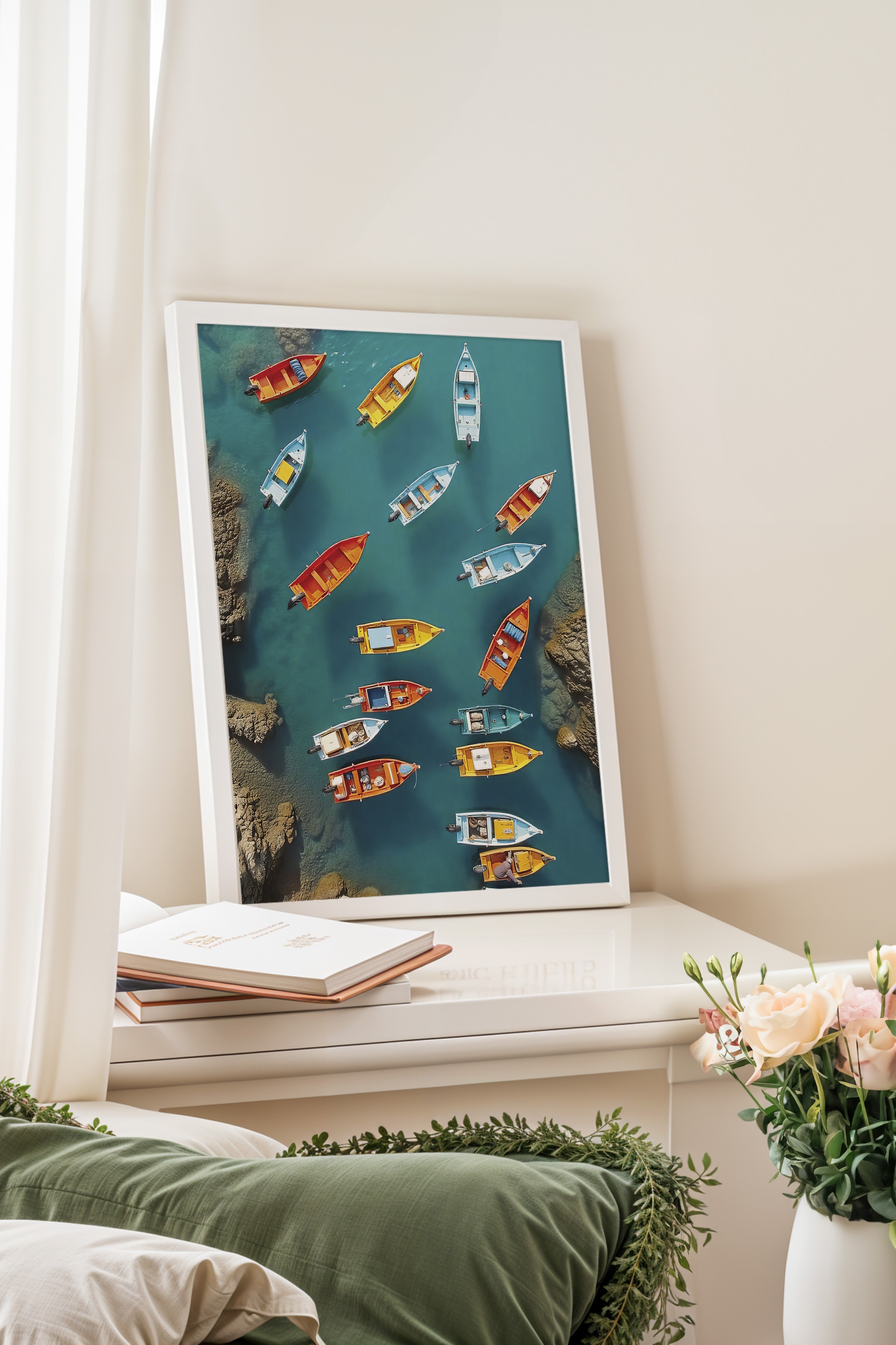 Beyaz Çerçeveli Poster Tablo, Renkli Sandallar, Fotoğraf, Maximalist, Mavi Renk Poster, 2025 Yaz Seçkisi, NO:109496