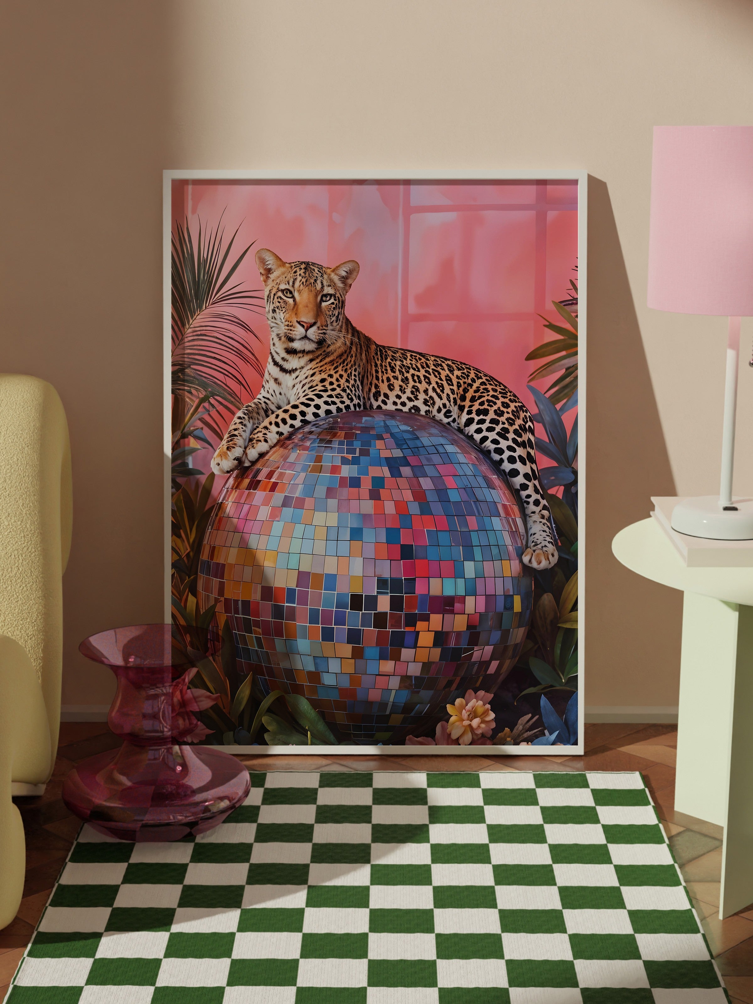 Beyaz Çerçeveli Tablo, Leopard on Disco Ball, Comfort Serisi Poster ve Duvar Tablosu, NO:108943