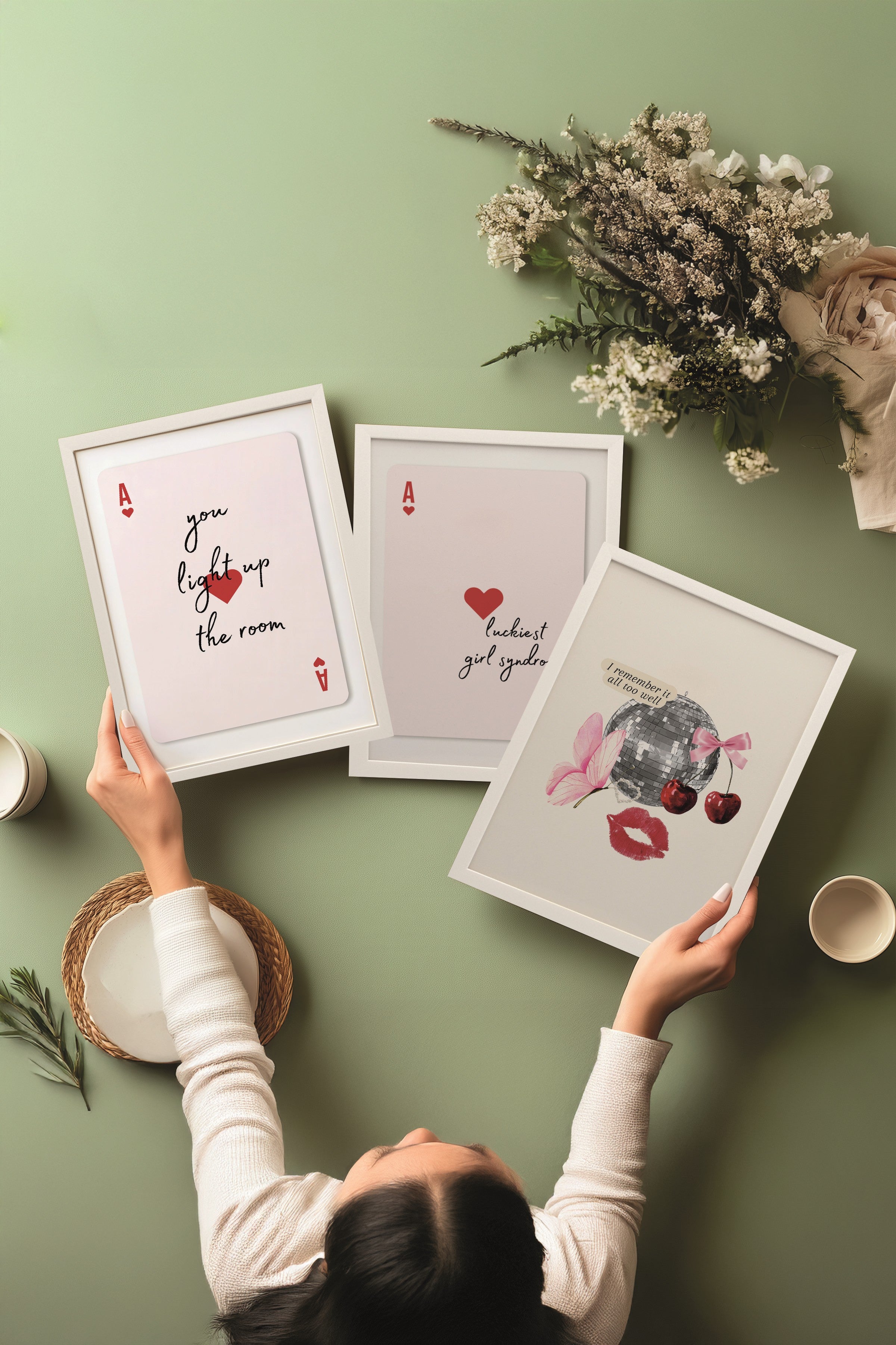 Beyaz Tablo Seti, 3 Adet Beyaz Çerçeveli Poster Lucky Girl Model No:300895, Kırmızı Duvar Dekoru