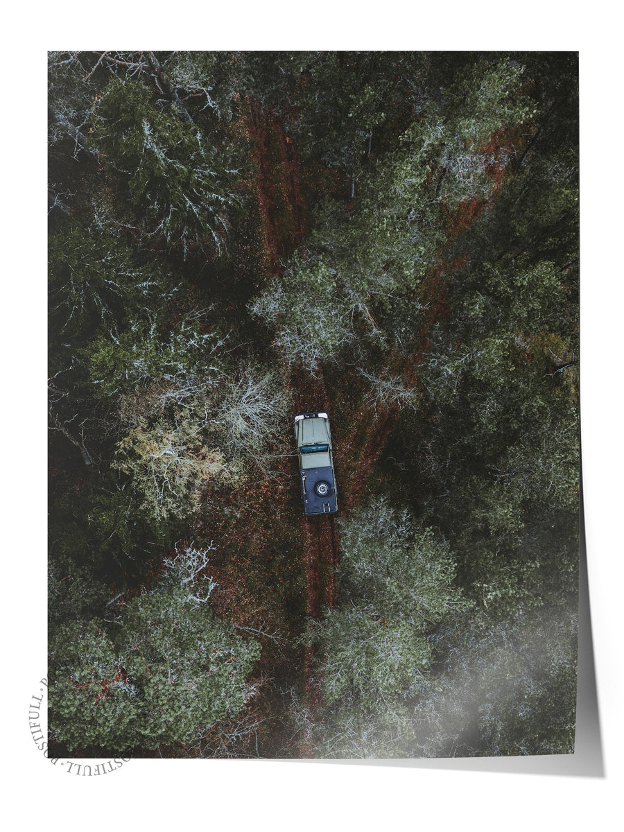 Ormanda Arazi Aracı Fotoğraf Çerçevesiz Poster