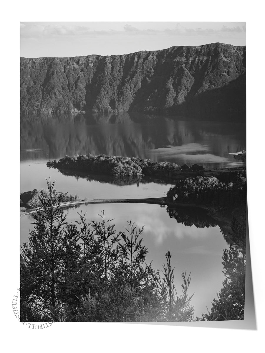 Farklı Tonlarda Dağ ve Göl Manzarası Fotoğraf Çerçevesiz Poster