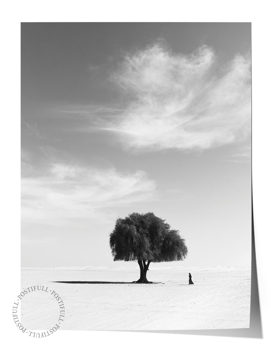 Yalnız Ağaç ve İnsan Figürü Fotoğraf Çerçevesiz Poster