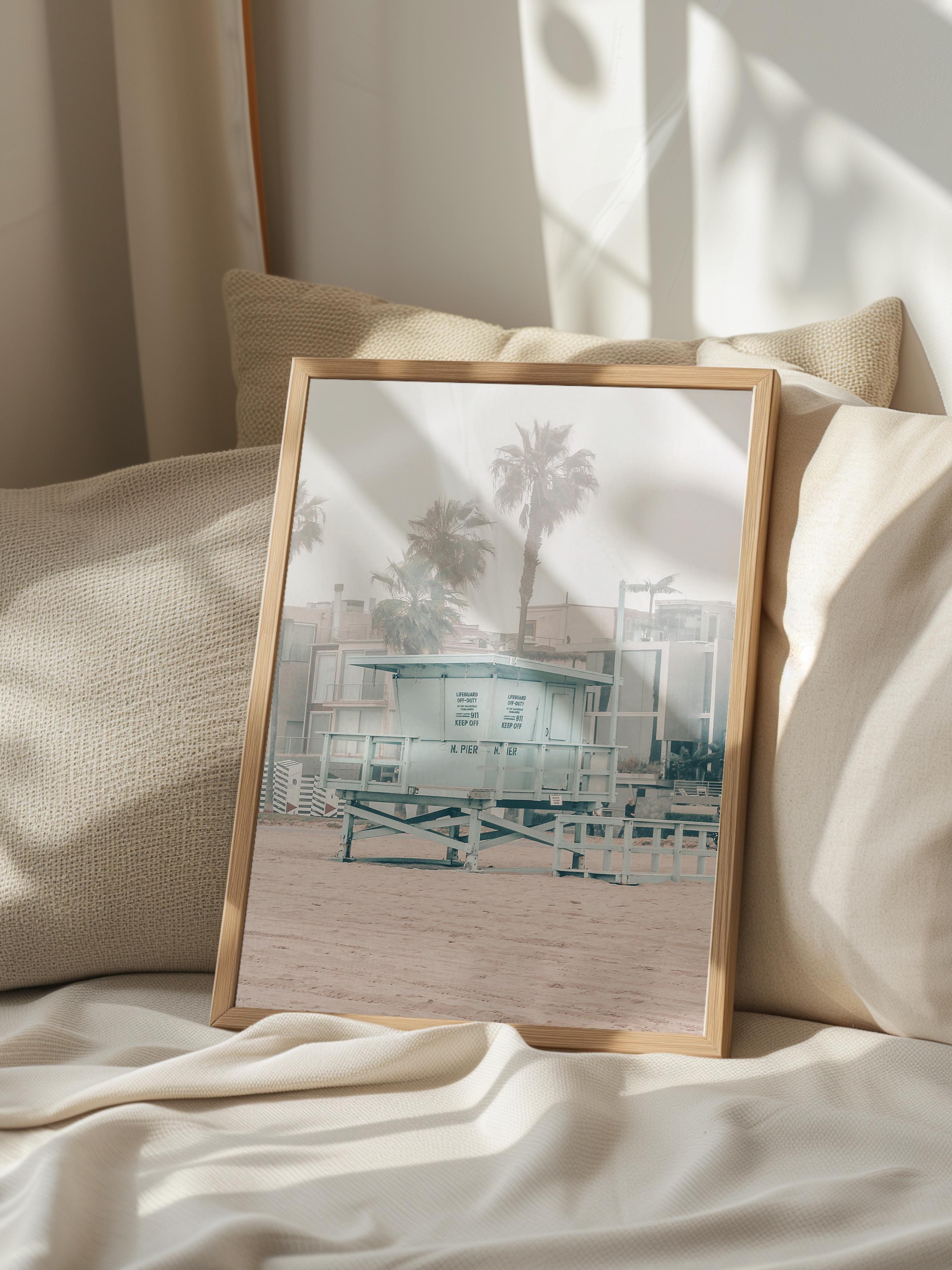 Çerçevesiz Poster, Yaz Temalı Tablo NO:153, Sisli Sahil Evi Fotoğrafı, Beyaz Poster, Dikey
