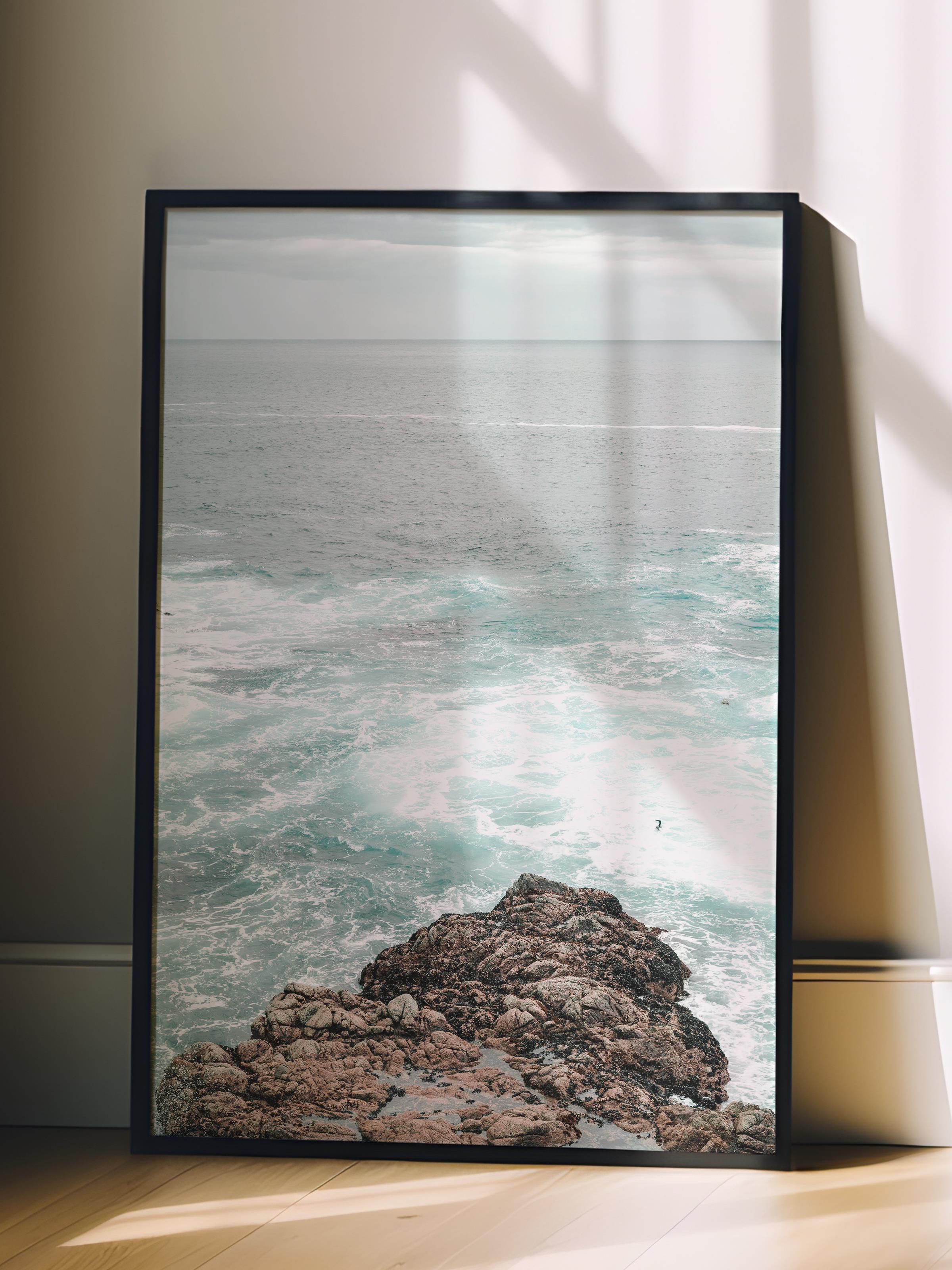 Çerçevesiz Poster, Yaz Temalı Tablo NO:173, Dalgalı Deniz ve Kayalar Fotoğrafı, Beyaz Poster, Dikey