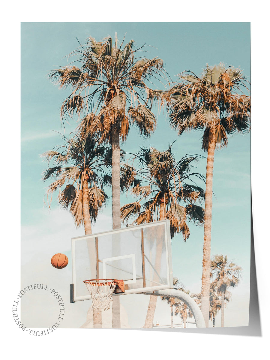 Palmiye Ağaçları ve Basketbol Potası Fotoğraf Çerçevesiz Poster