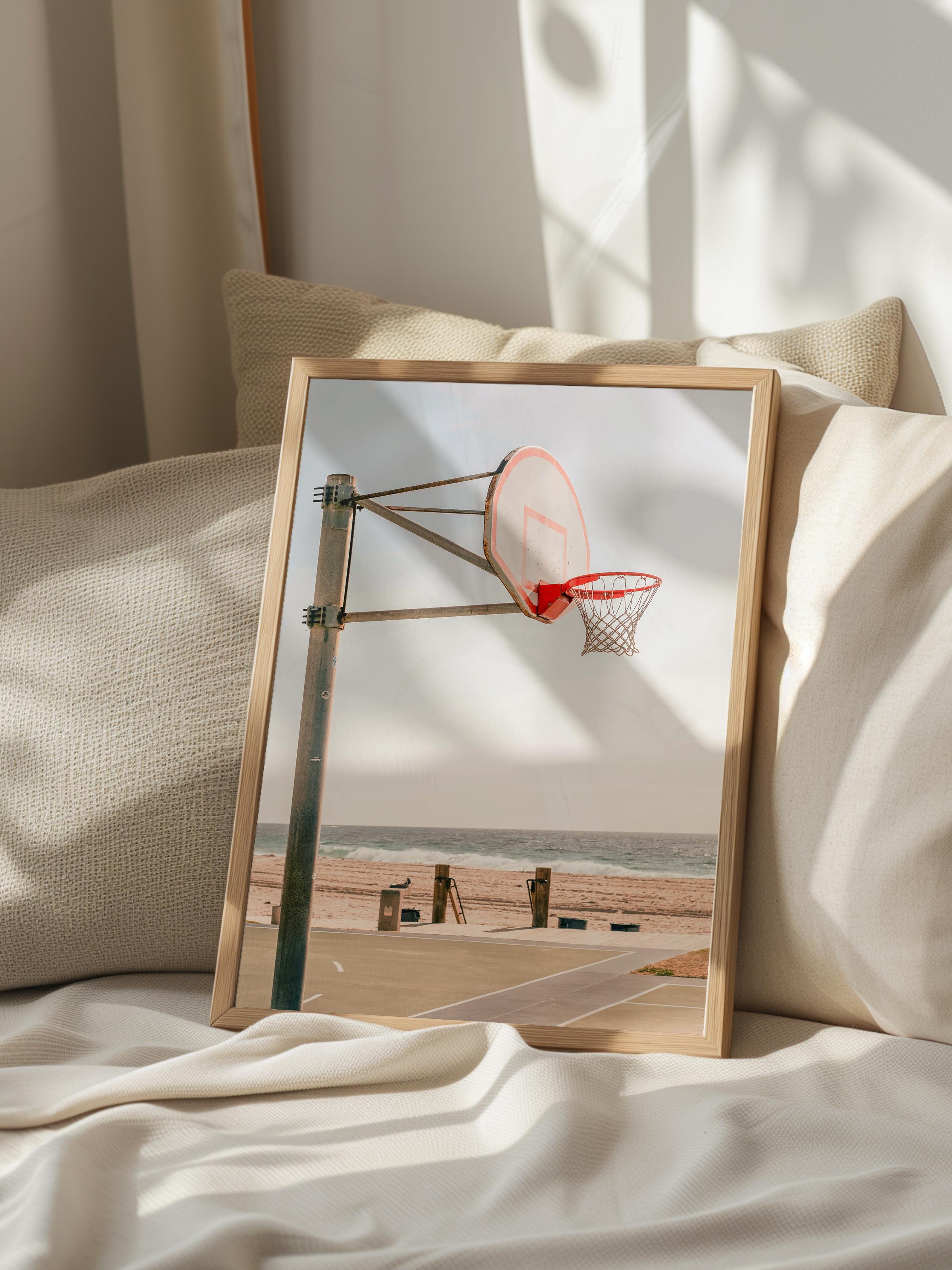 Çerçevesiz Poster, Yaz Temalı Tablo NO:34, Plajda Basketbol Potası Fotoğrafı, Gri Poster, Dikey
