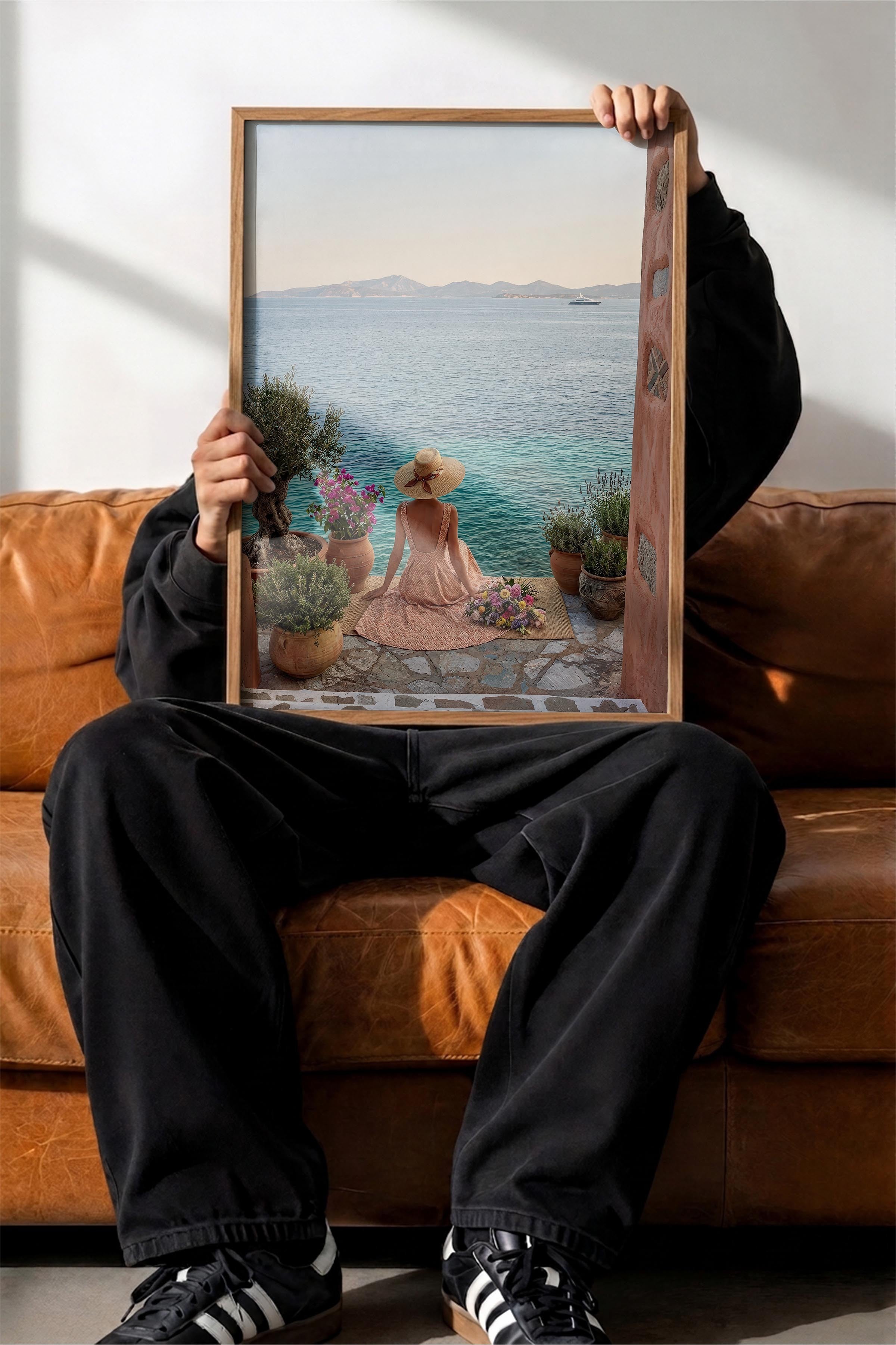 Deniz Kenarında Kadın Posteri, Ahşap Çerçeveli Poster, Old Money Serisi, NO:113148