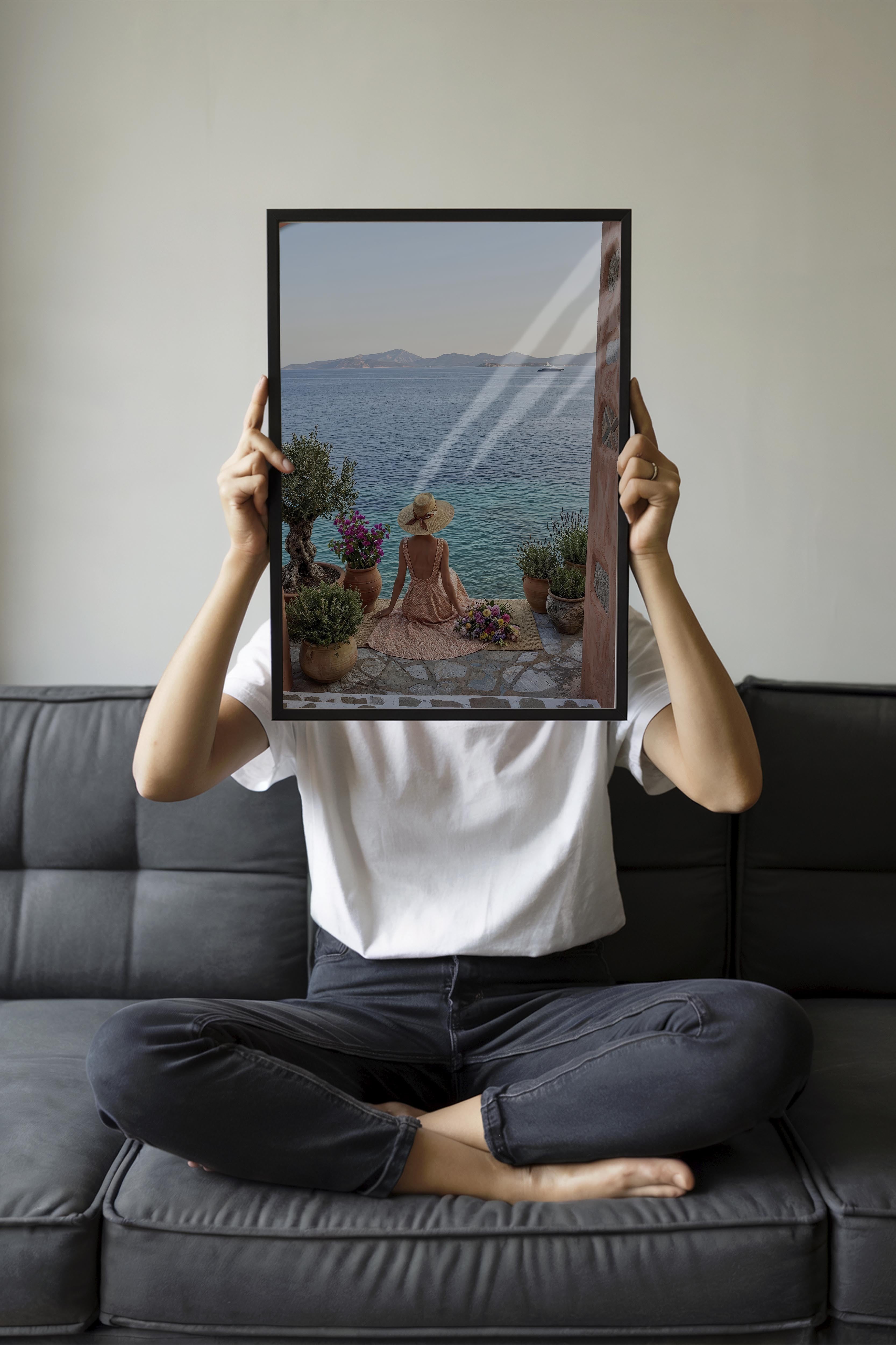 Deniz Kenarında Kadın Posteri, Siyah Çerçeveli Poster, Old Money Serisi, NO:113148