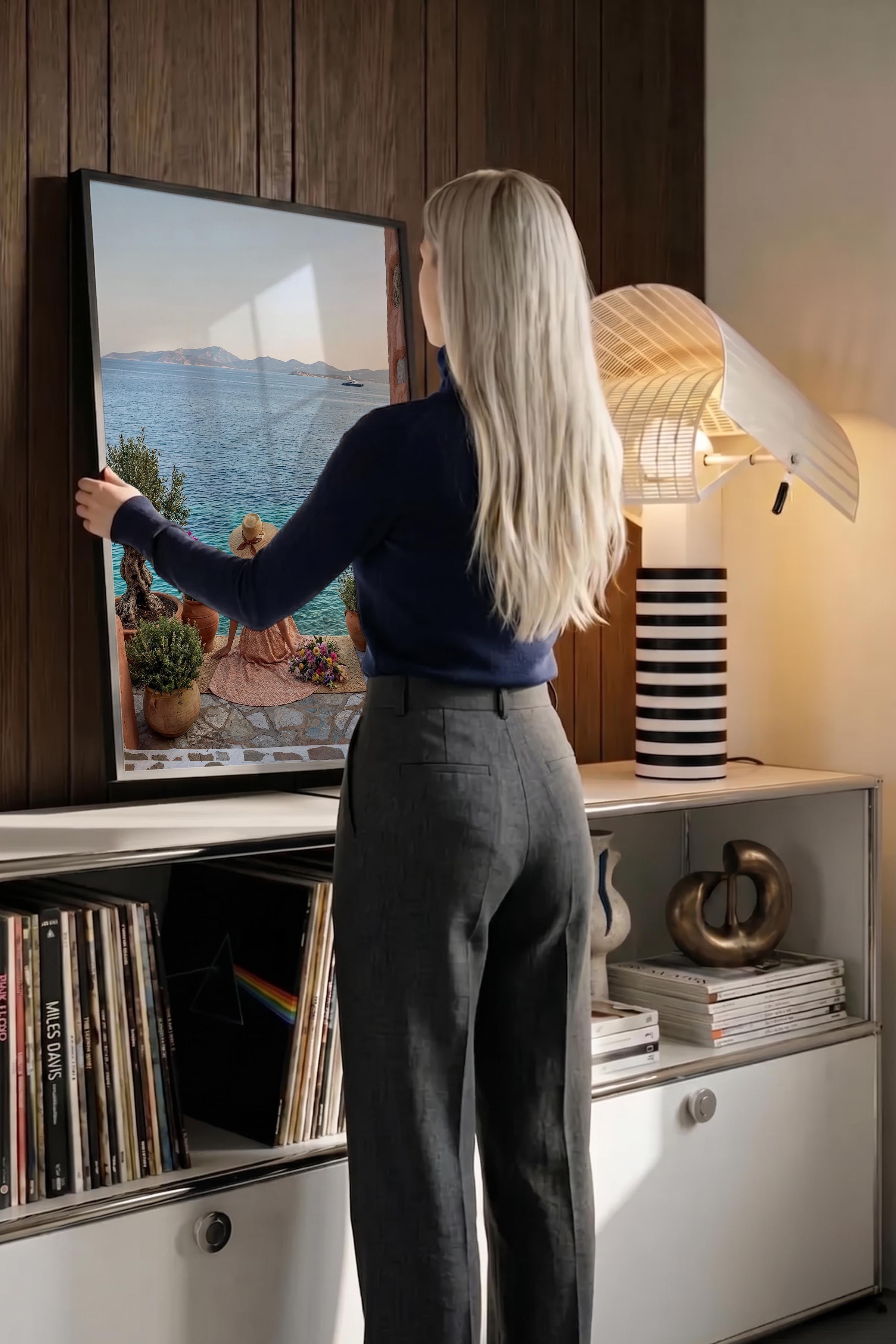Deniz Kenarında Kadın Posteri, Siyah Çerçeveli Poster, Old Money Serisi, NO:113148