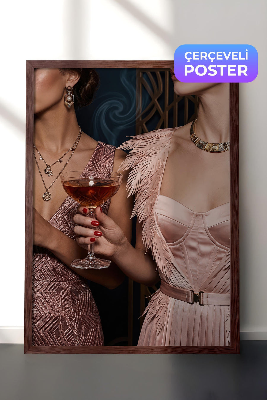 Kadın Portresi ve Kokteyl Old Money Tasarımlar Poster – Kahverengi Çerçeveli Tablo