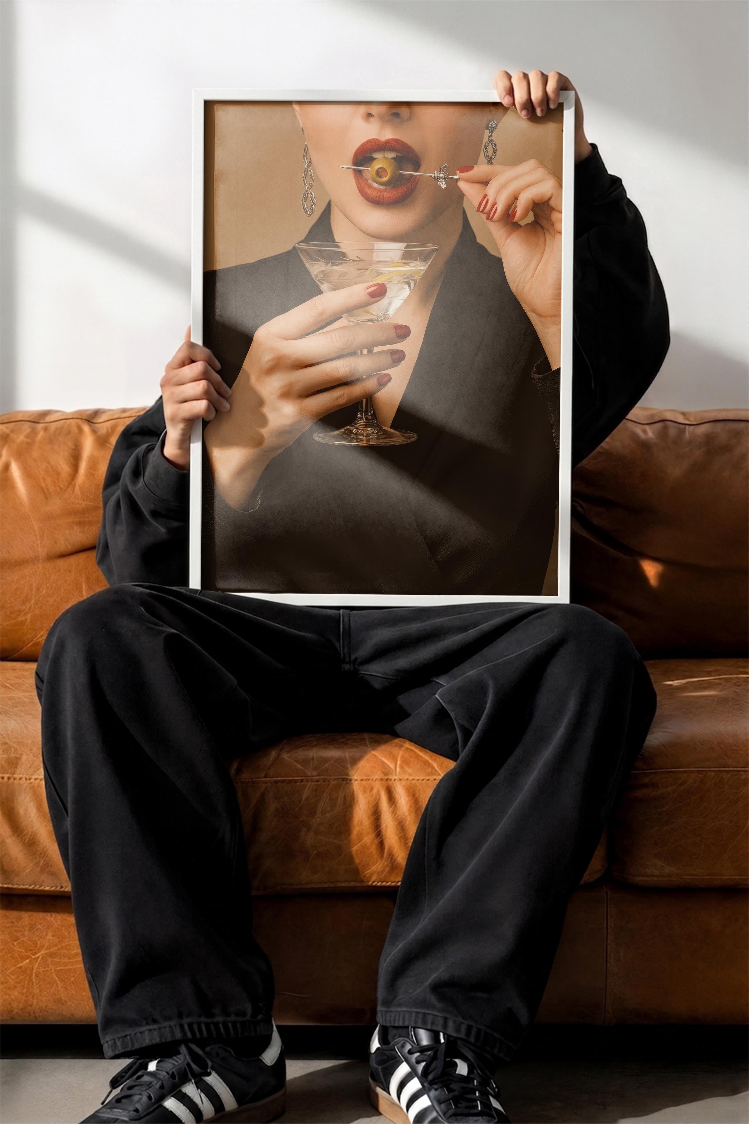 Kadın ve Kokteyl Posteri, Beyaz Çerçeveli Poster, Old Money Serisi, NO:113134