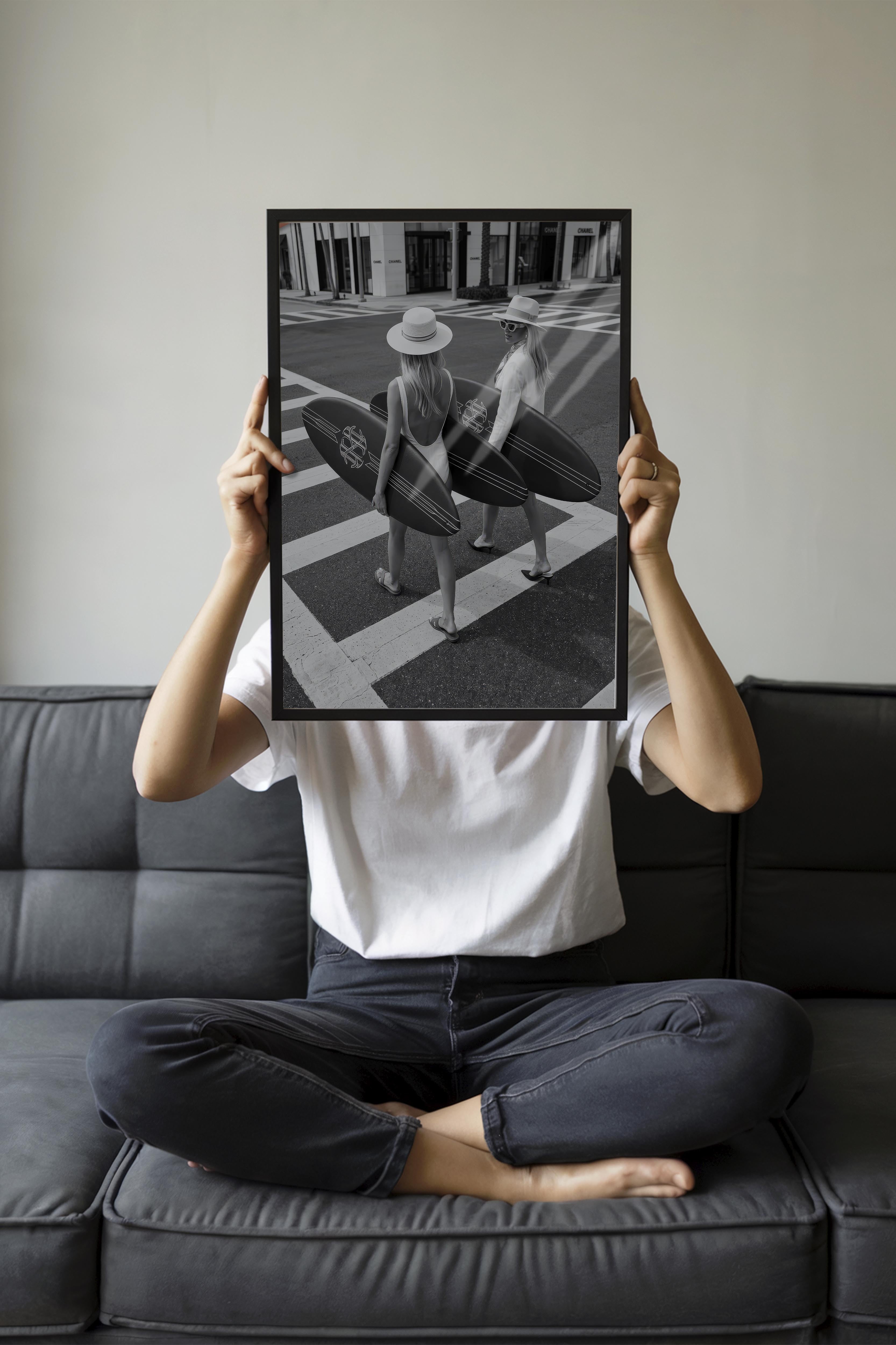 Kadın ve Sörf Tahtası Posteri, Siyah Çerçeveli Poster, Old Money Serisi, NO:113130