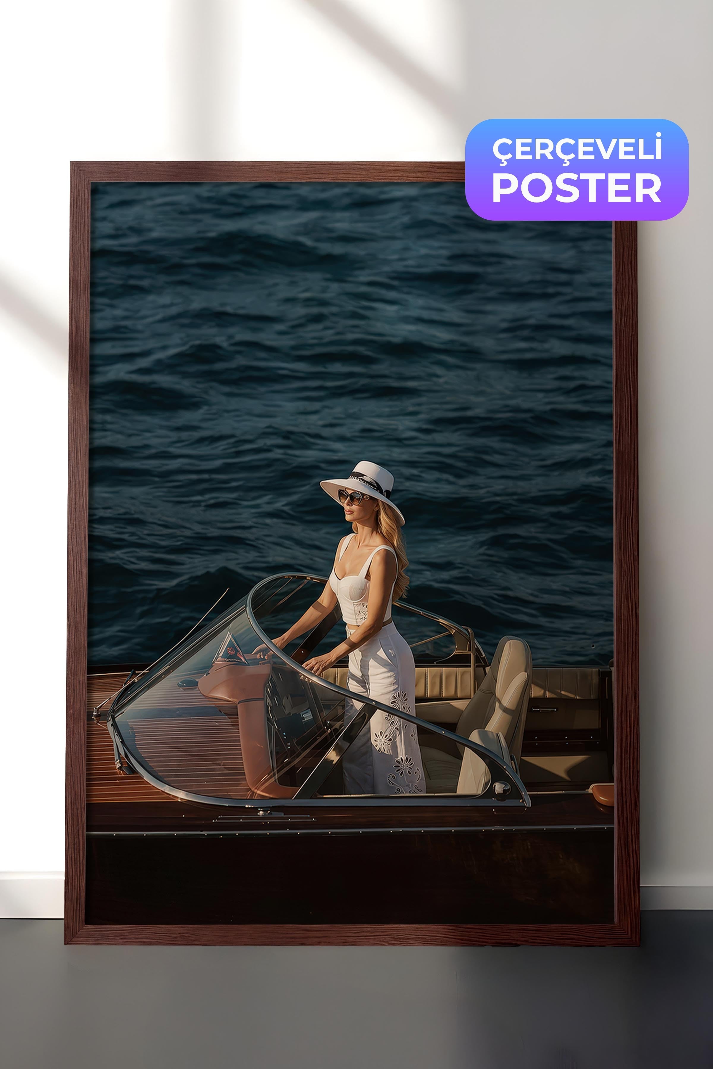 Kadın ve Tekne Posteri, Kahverengi Çerçeveli Poster, Old Money Serisi, NO:113169